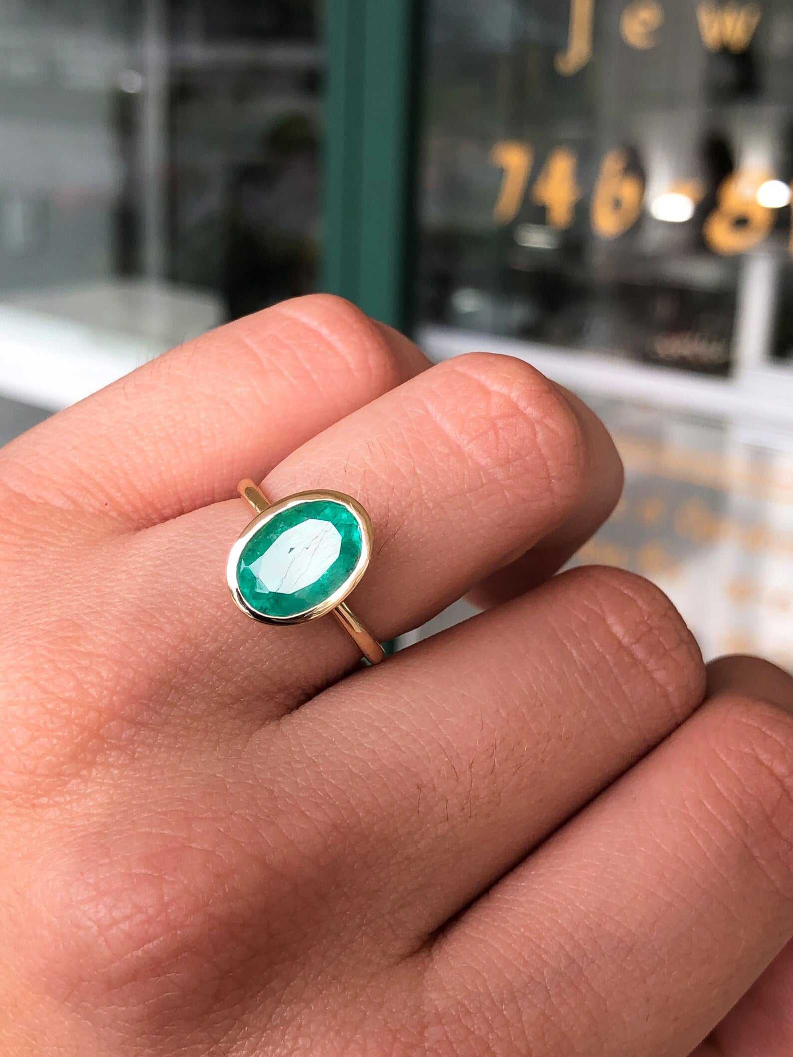 Anello solitario con smeraldo ovale da 3,0 carati incastonato a castone, montatura a cestino aperta, oro 14 carati