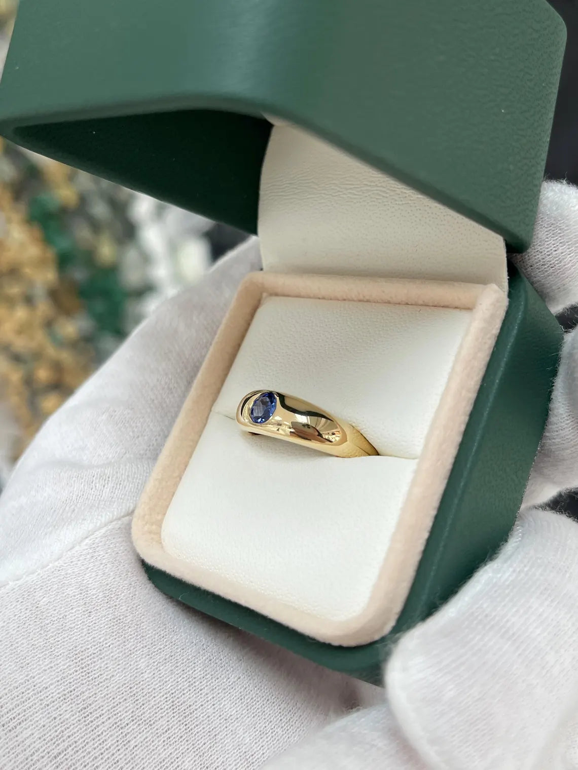 Uno zaffiro rotondo naturale da 0,50 carati dà vita a un classico anello solitario dal colore blu intenso