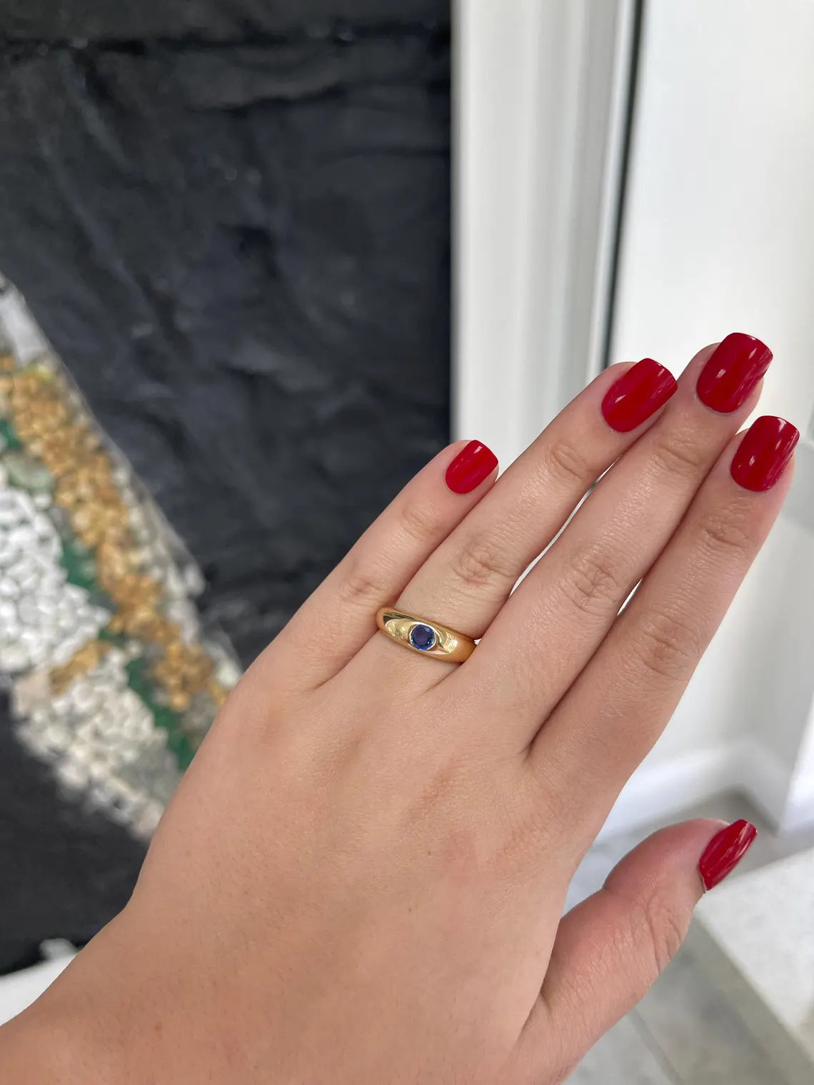 Uno zaffiro rotondo naturale da 0,50 carati dà vita a un classico anello solitario dal colore blu intenso