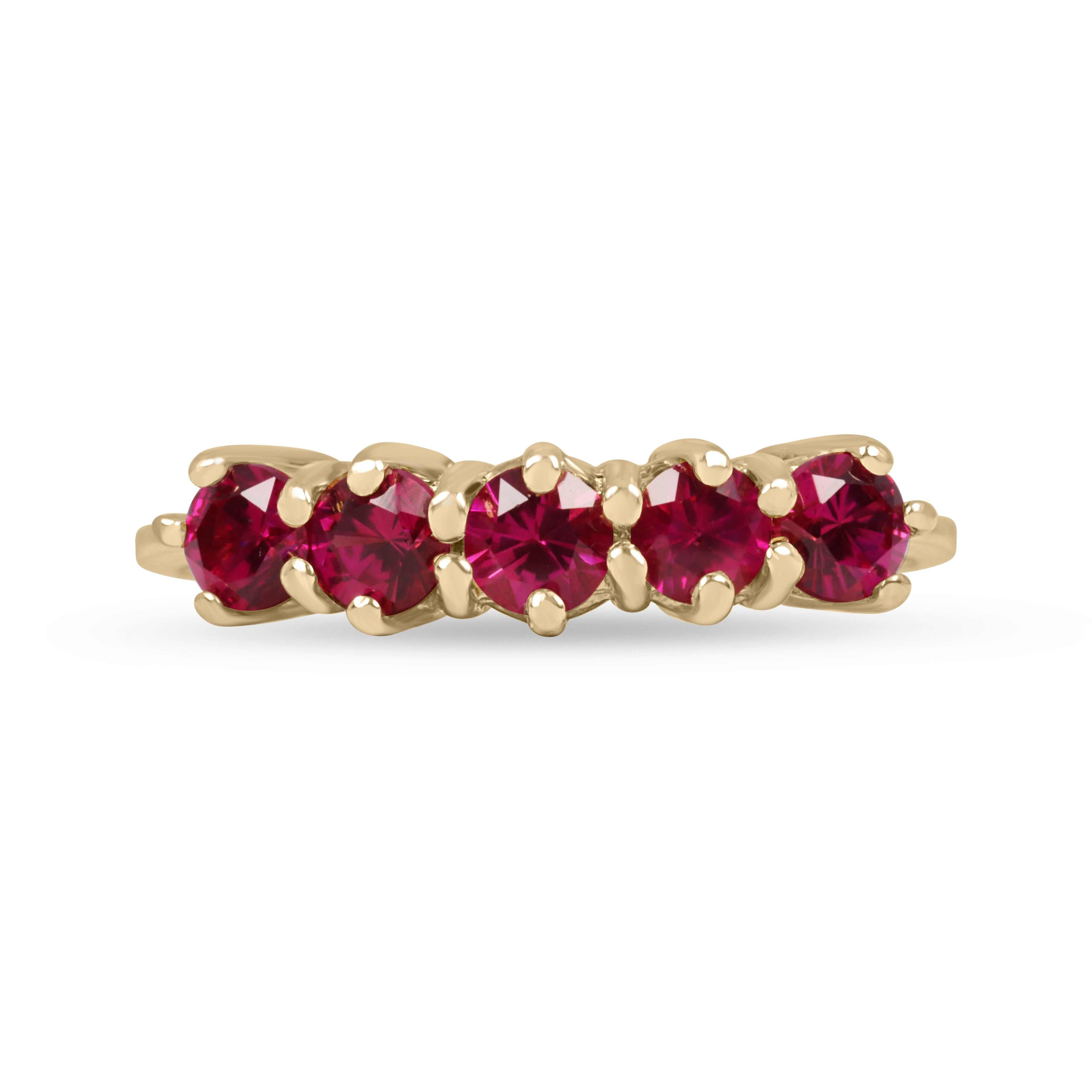 Anello con fascia in rubellite di alta moda di qualità AAA+, con cinque pietre rotonde di rubellite color magenta incastonate in oro giallo 14 carati