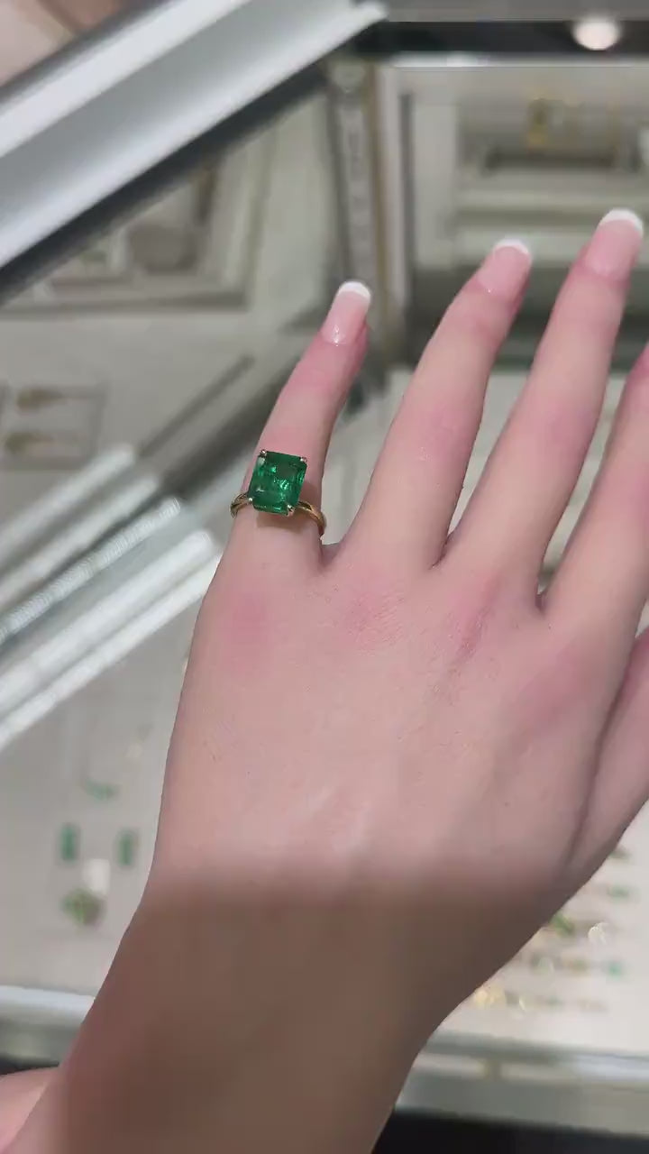 18K Solitaire Engagement Ring with 4.46ct Emerald Cut Stone in 750 Gold