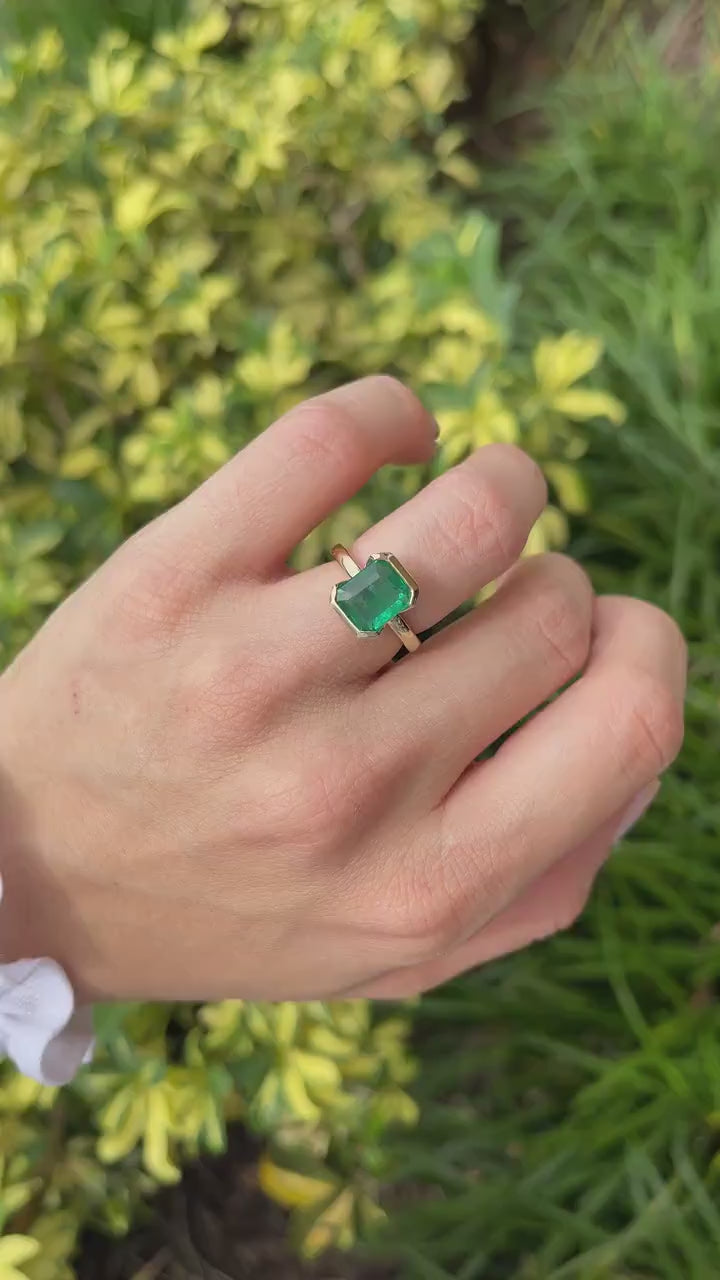 Stunning 3.50ct Solitaire Emerald Ring in 14K Gold with Vivid Green Hue
