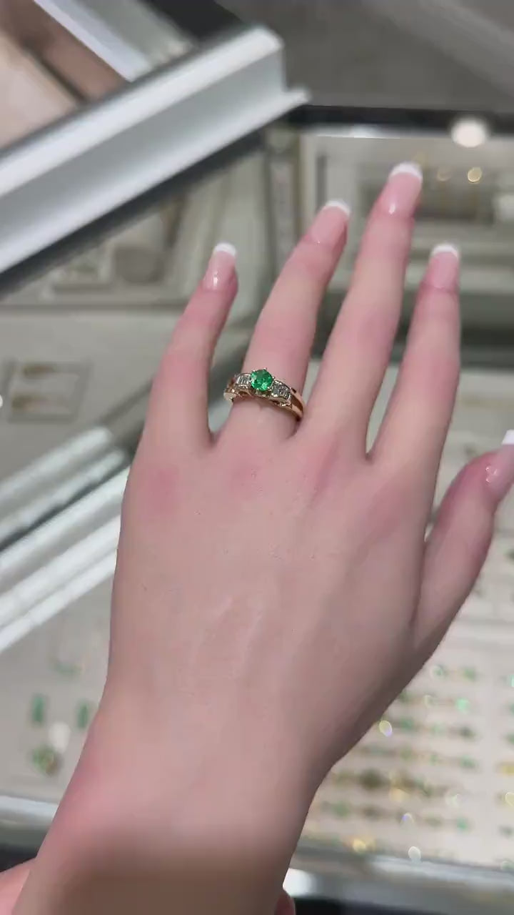 14K Gold Baguette Ring with 1.25tcw Emerald and Diamond - Deep Green Round Highlight
