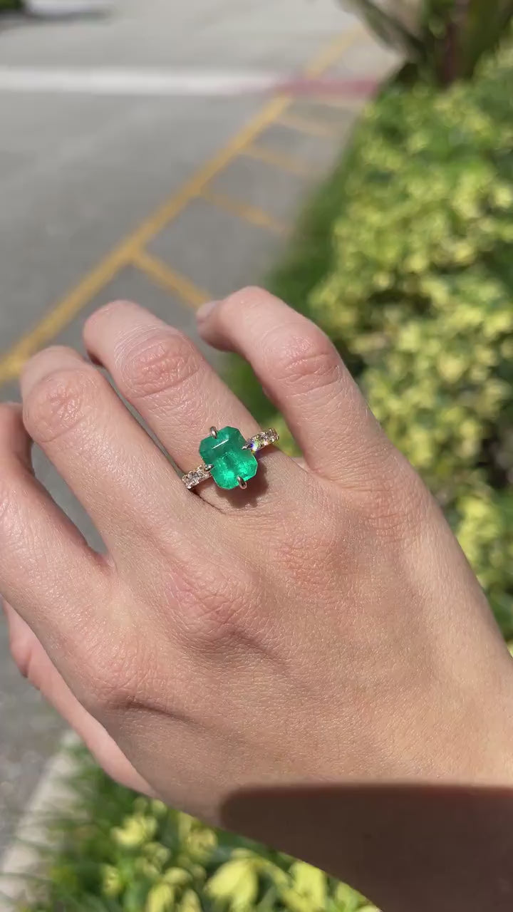 Stunning 4.43ct Colombian Emerald Ring in 18K Gold Featuring Hidden Diamond Halo