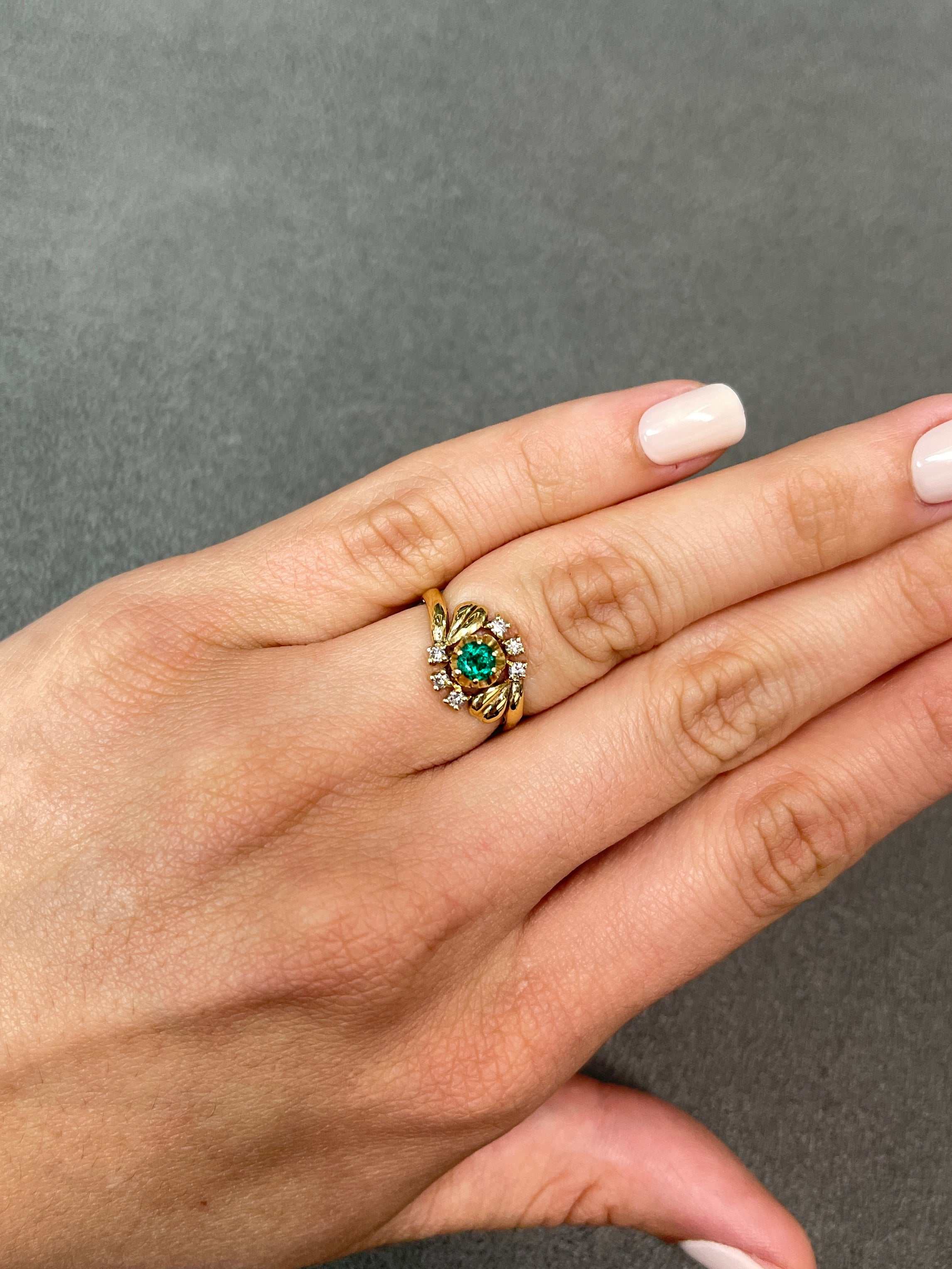 0.36tcw Floral Vintage Emerald & Diamond Ring 18K