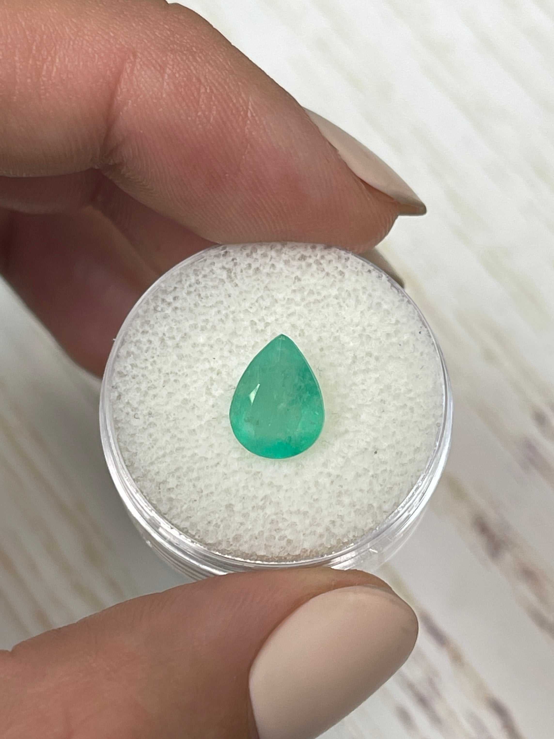 Émeraude colombienne naturelle de 2,07 carats, taille poire, 10 x 7,7 cm