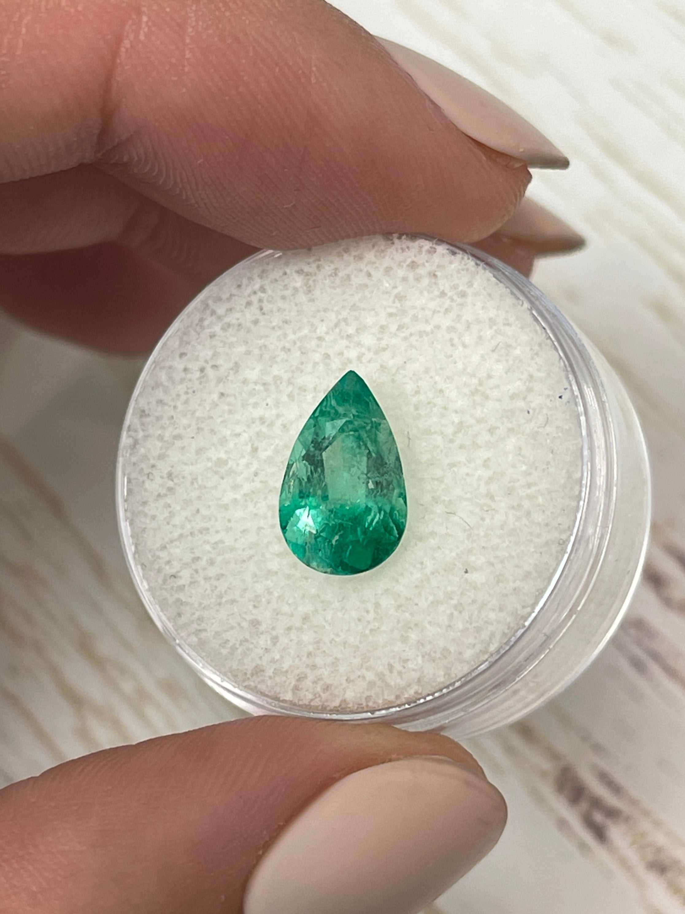 2.10 قيراط من الزمرد الكولومبي الطبيعي ثنائي اللون الأخضر، قطع على شكل كمثرى - JR Colombian Emeralds