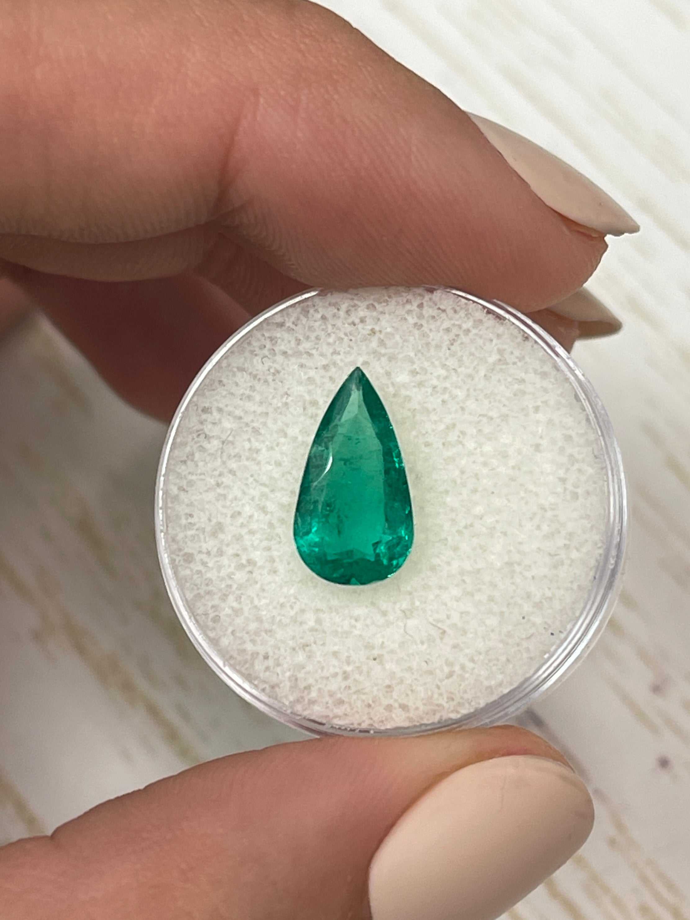 Émeraude colombienne de 2,31 carats, taille poire – teinte bleu-vert vif et éclatante