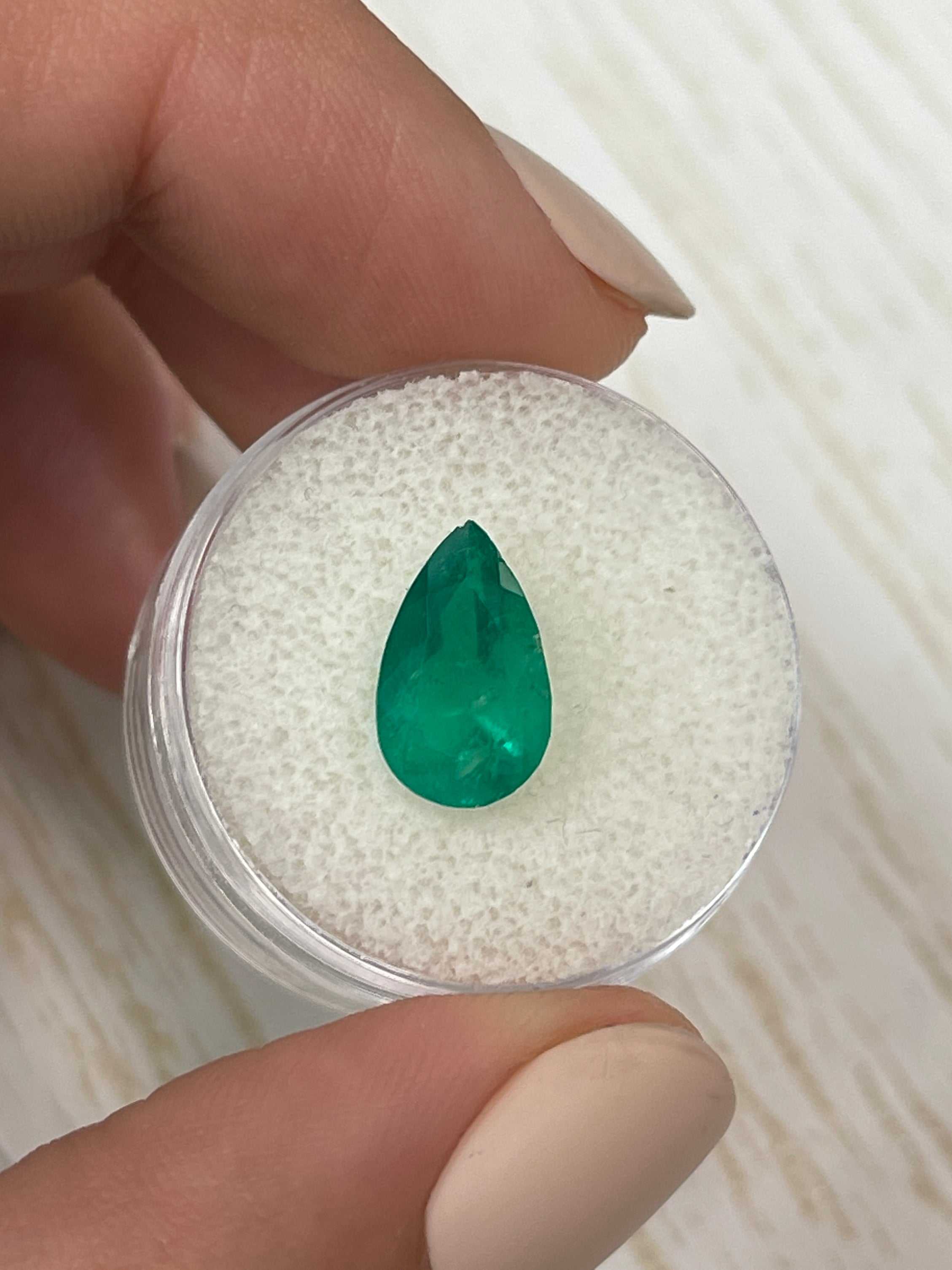Émeraude colombienne naturelle de 2,34 carats, de couleur vert intense, en taille poire, proposée par JR Colombian Emeralds.