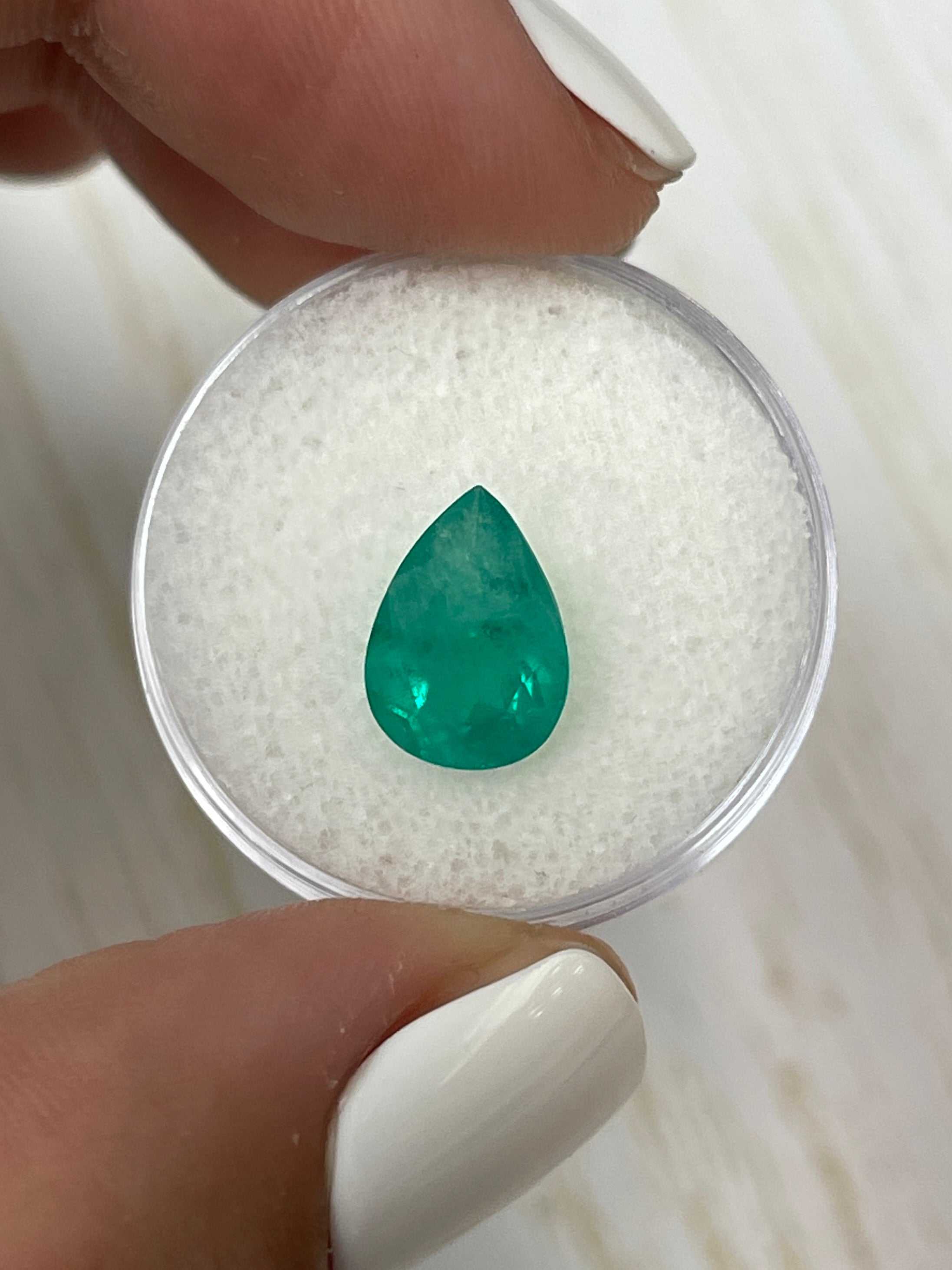 Émeraude - 2,59 carats, taille en poire, 11 x 8 mm, verte naturelle de Colombie