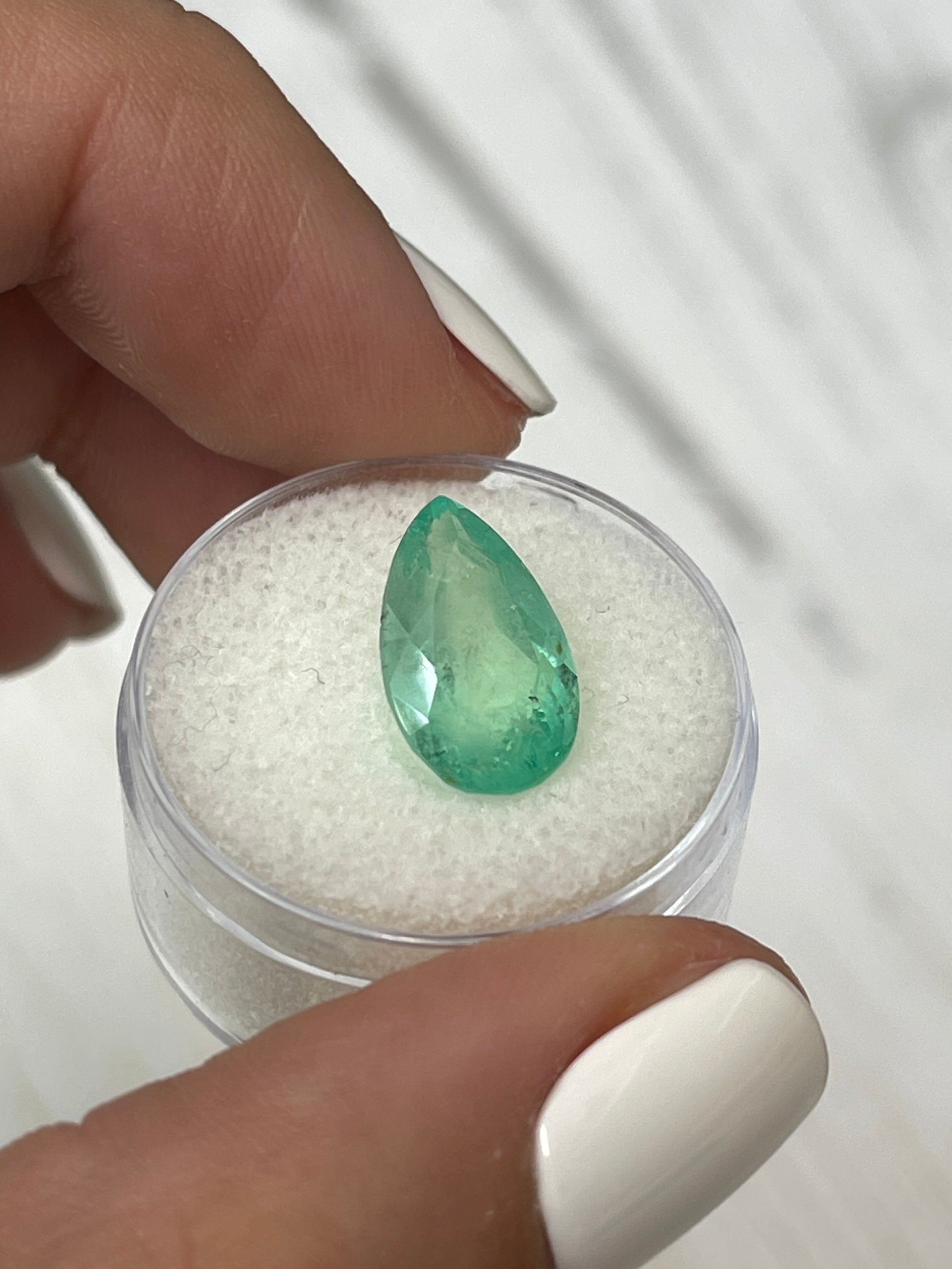 Stunning Pear-Cut Emerald - 4.20 Carat Light Green Colombian Gem