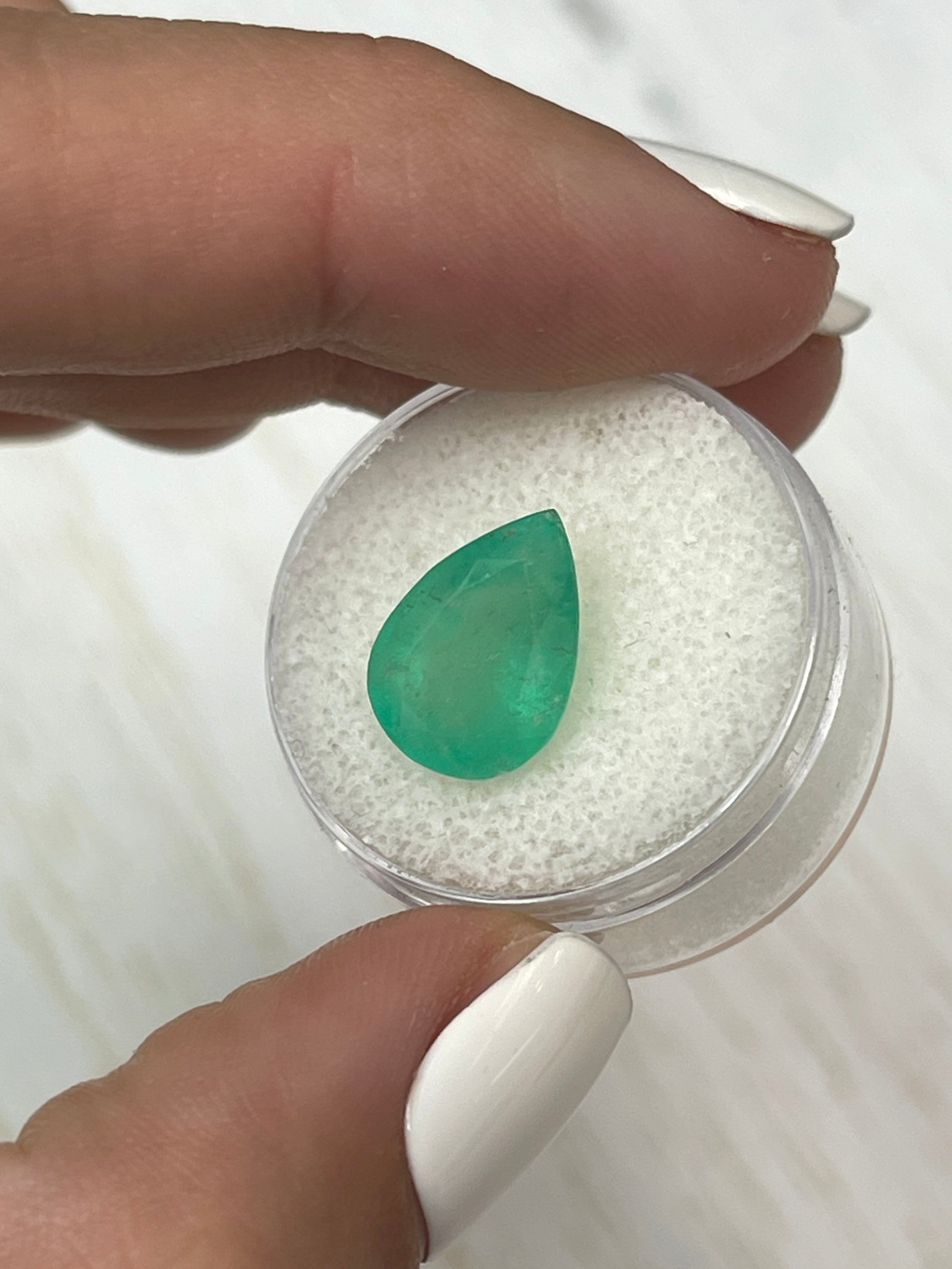 Exquisite 4.77 Carat Natural Colombian Emerald - Yellowish Green Hue