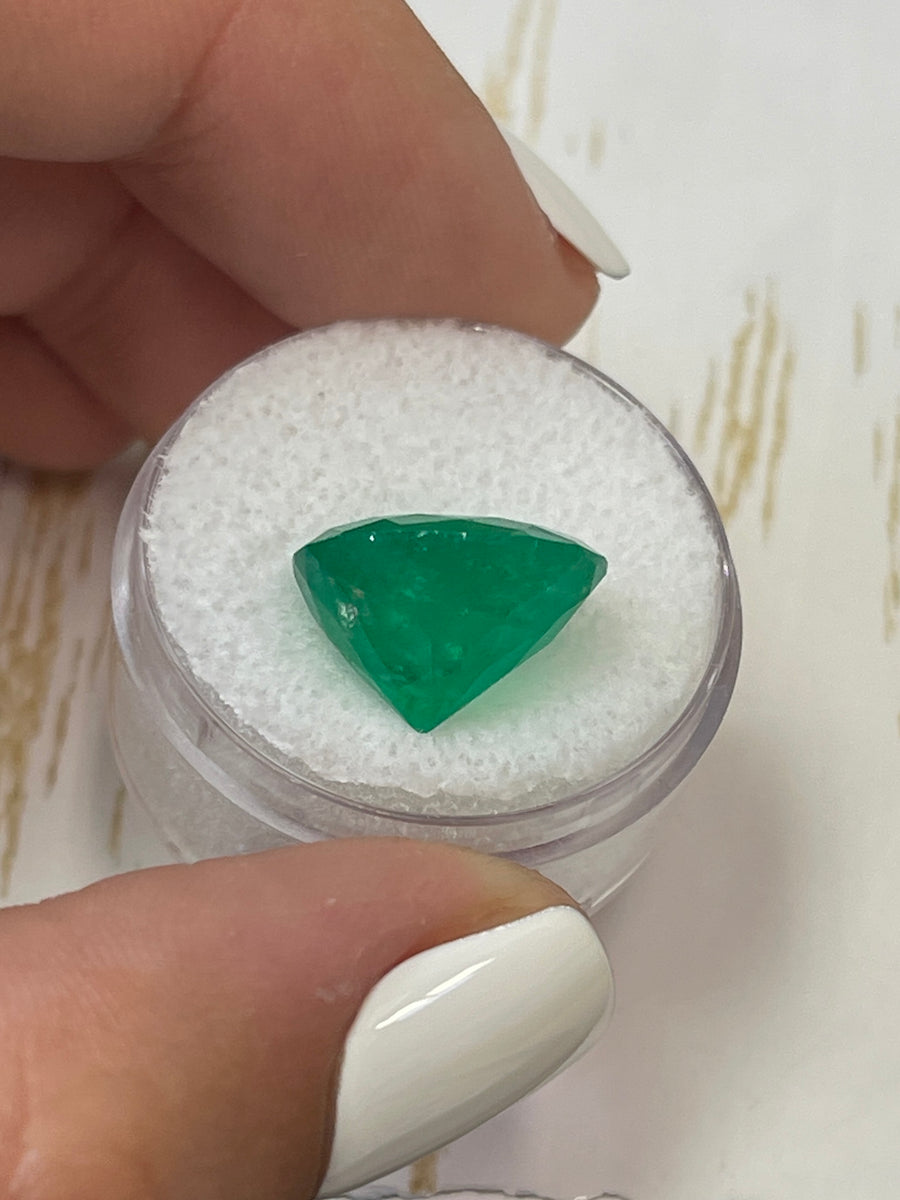 Gorgeous 8.29 Carat Colombian Emerald - Oval Shaped, Deep Green