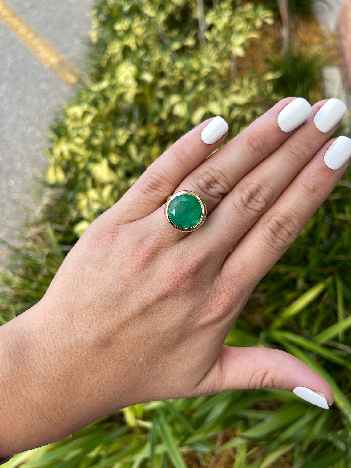 Large Colombian Emerald 11.33 ct Round Bezel Cocktail Statement Anniversary Ring 18K Yellow Gold