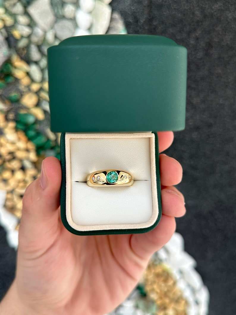 0.80tcw Vivid Round Cut Emerald & Diamond Accent Unisex Statement Ring 18K