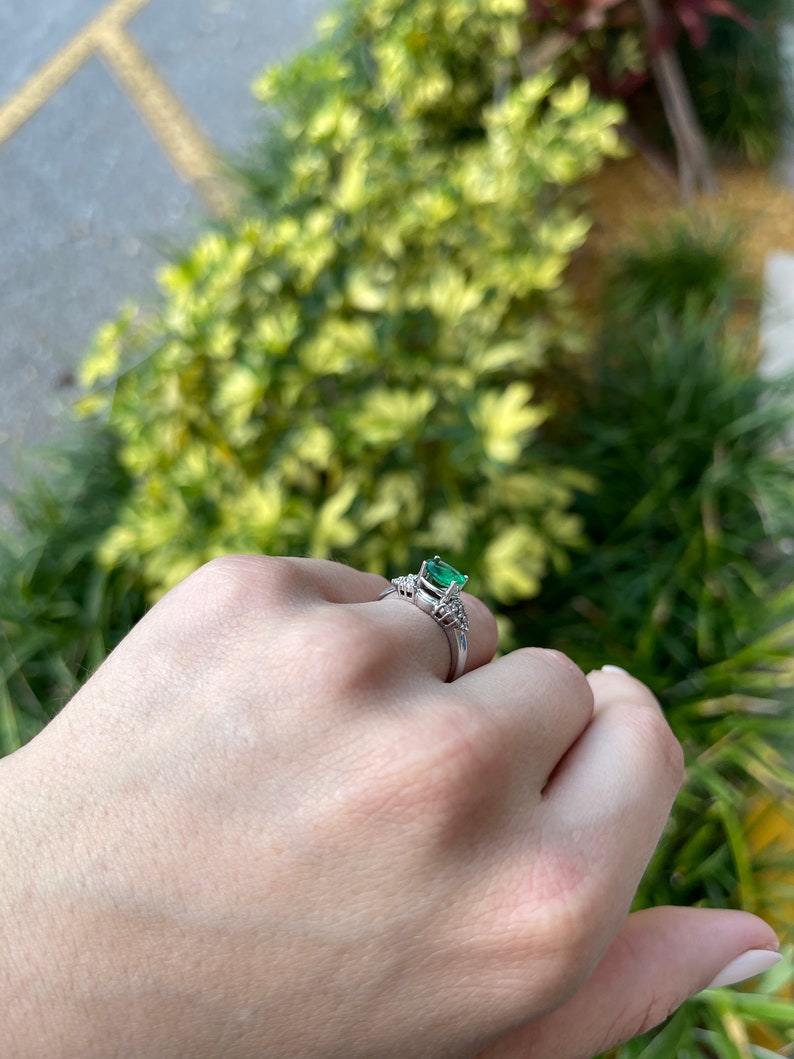 0.98tcw Colombian Emerald Oval Cut & Diamond Accent Gold Statement Ring