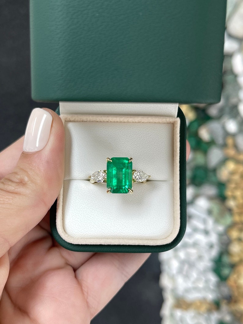 18K gold 3-stone diamond ring with emerald and pear-shaped diamonds, featuring a luxurious and elegant design by Colombian Emerald.