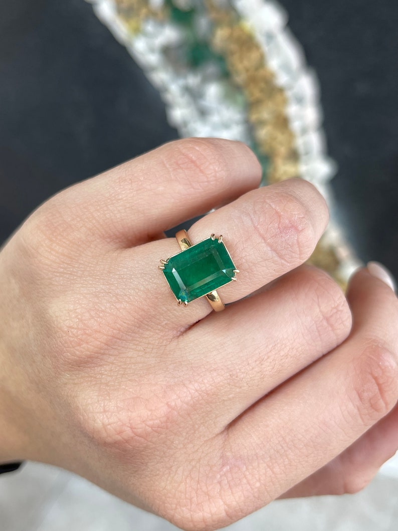 7.25 carat Colombian emerald solitaire engagement ring with 18K gold setting, classic and natural gemstone design.