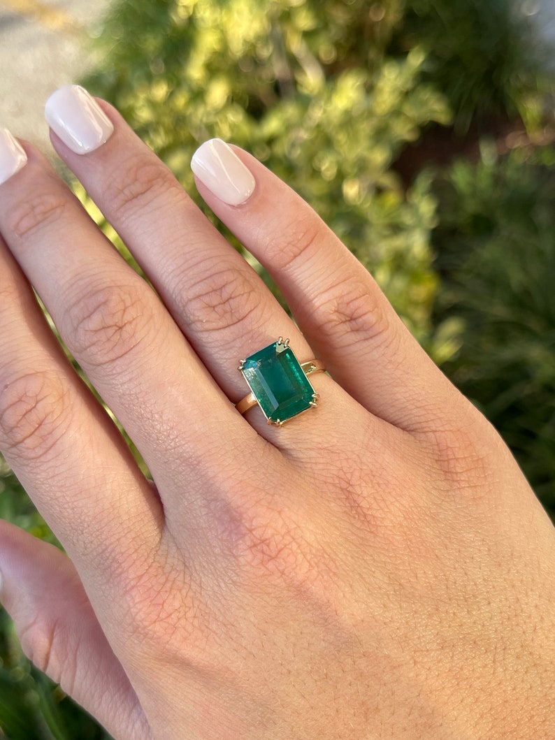 7.25ct Colombian emerald solitaire engagement ring with 18K gold setting, featuring a classic natural emerald gemstone.