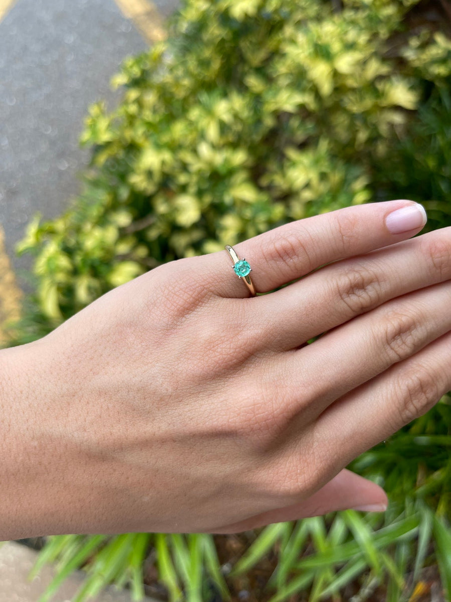 Captivating Round Solitaire Ring Featuring a 14K Two-Tone Gold Setting and Colombian Emerald