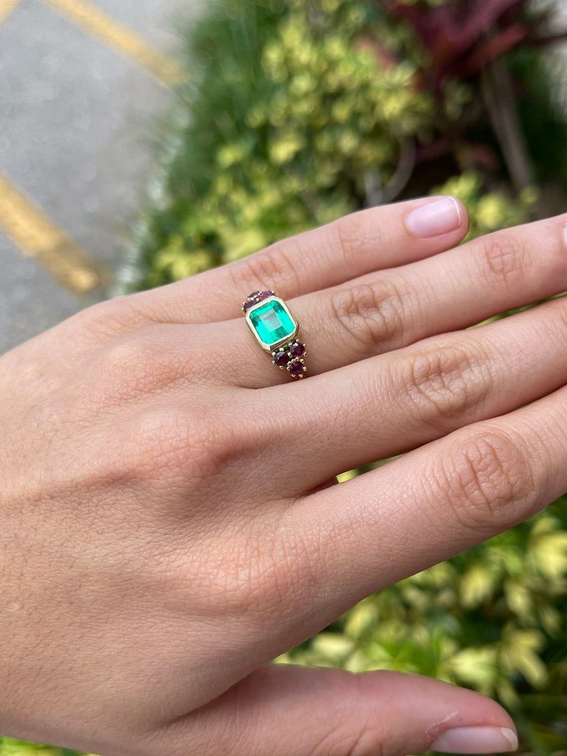 Bezel and prong Emerald & Red Ruby 2.82tcw 7 stone Gold Ring 18K