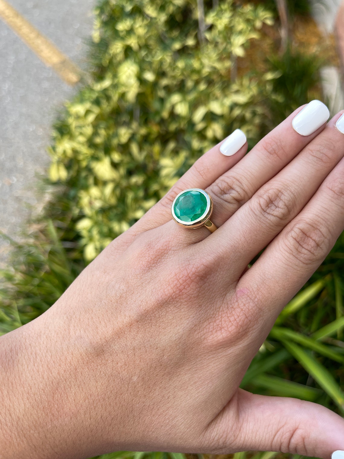 Colombian Emerald 11.33 ct Round Bezel Cocktail Statement Anniversary Ring 18K Yellow Gold on hand