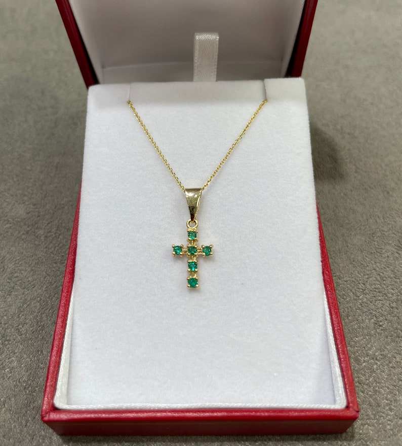 18k Colombian Emerald Round Cut Yellow Gold Cross