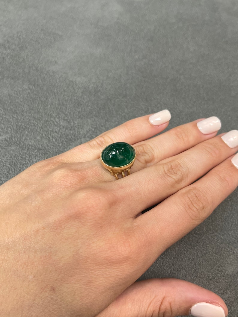 14K Heirloom 15.77ct  Emerald Oval Cabochon Cut Solitaire Triple Shank Vintage Gold Ring on hand