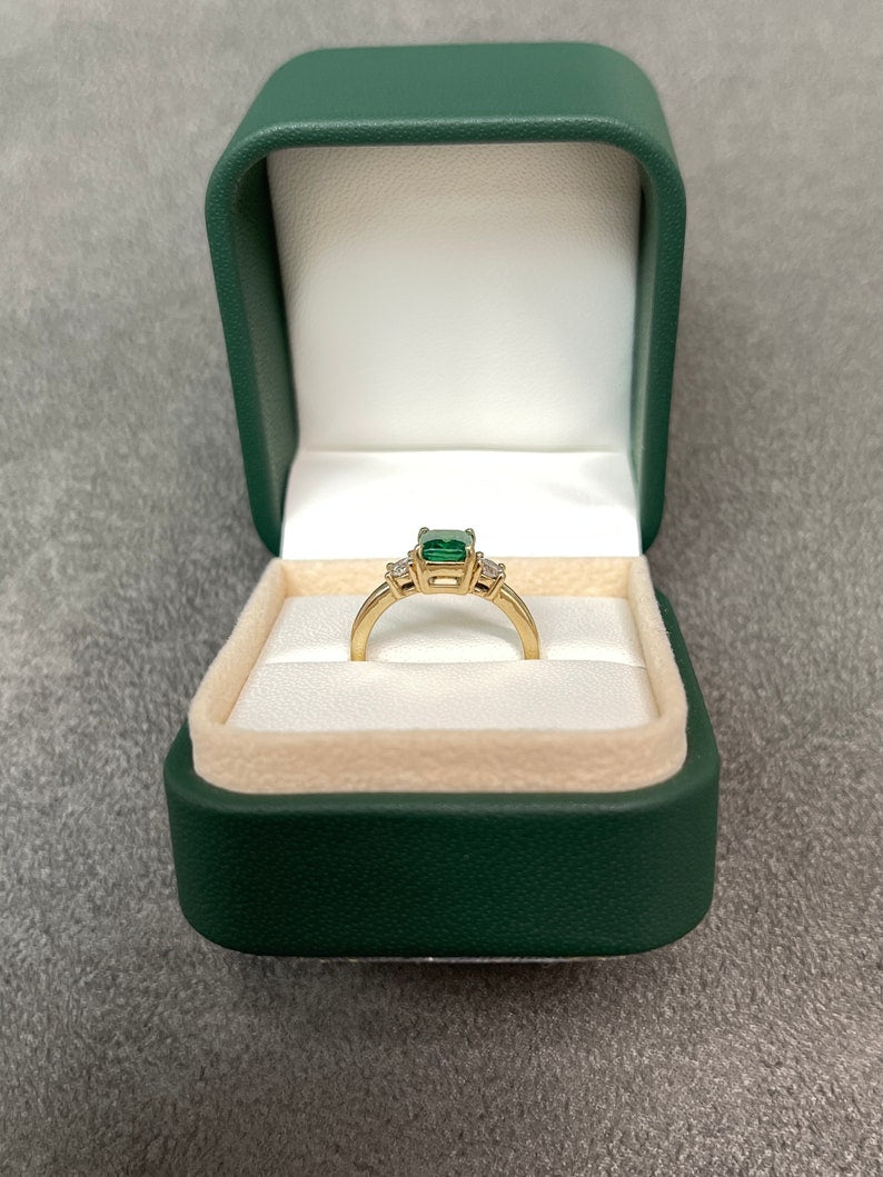 Exquisite 1.25tcw 14K Emerald Three Stone & Brilliant Round Diamond Transparent Ring - Elegant Setting