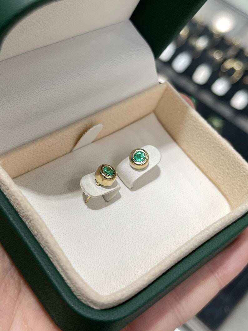 Colombian Emerald-Round Cut Bezel Se