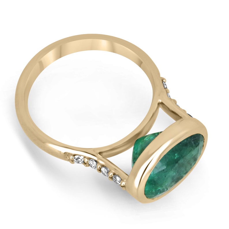 18K Gold Oval Cut Emerald Bezel Set
