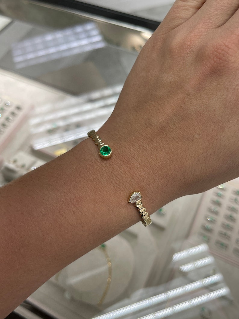 1.22tcw 18K Gold Vivid Green Emerald Round Custom Cut Kite Diamond Cuff Bangle Bracelets