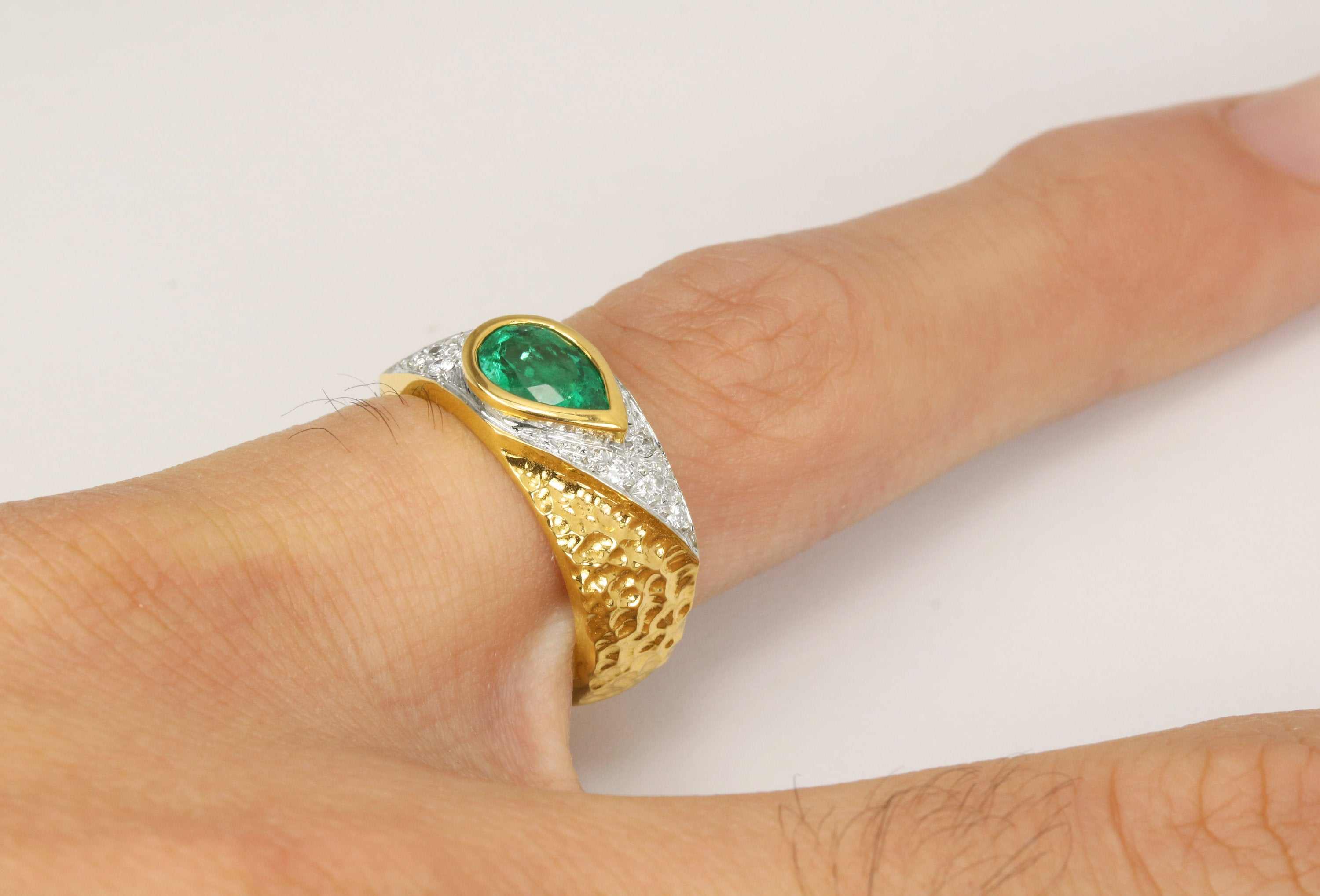 Anello con sigillo in oro 18 carati con smeraldo a goccia verde brillante da 1,10 carati e castone con diamanti