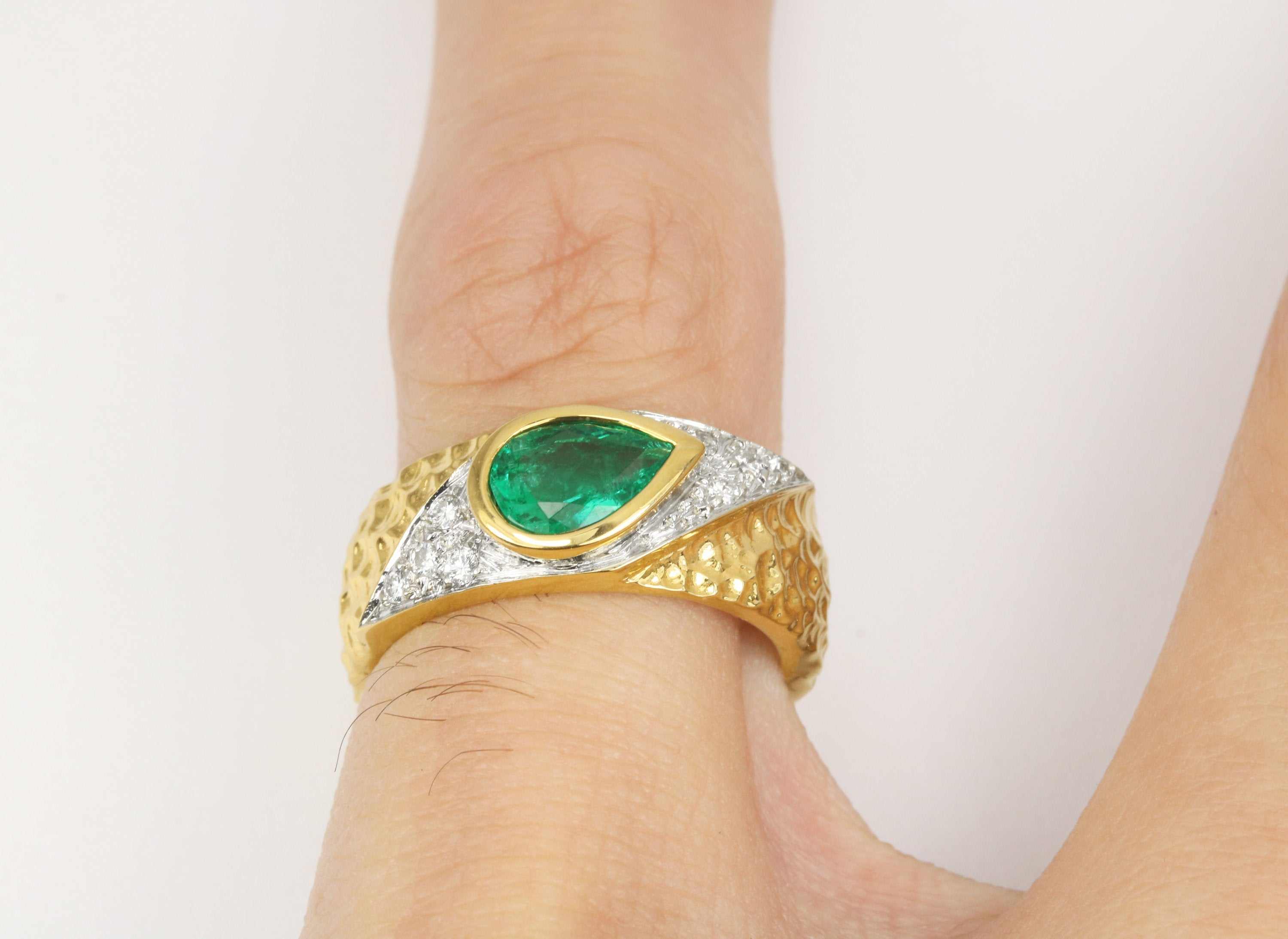 Anello con sigillo in oro 18 carati con smeraldo a goccia verde brillante da 1,10 carati e castone con diamanti