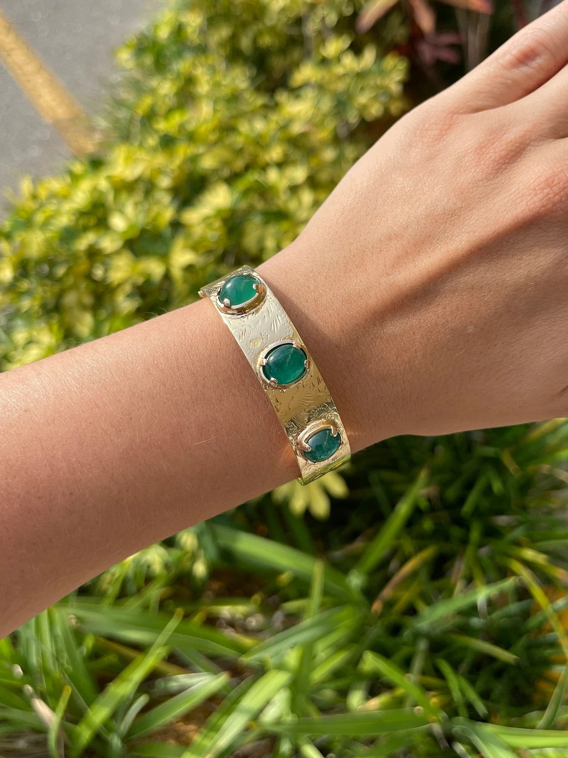 سوار ذهبي من 14 قيراطًا مرصع بثلاث أحجار من الزمرد الطبيعي المقطوع على شكل كابوشون - زمرد كولومبي من JR