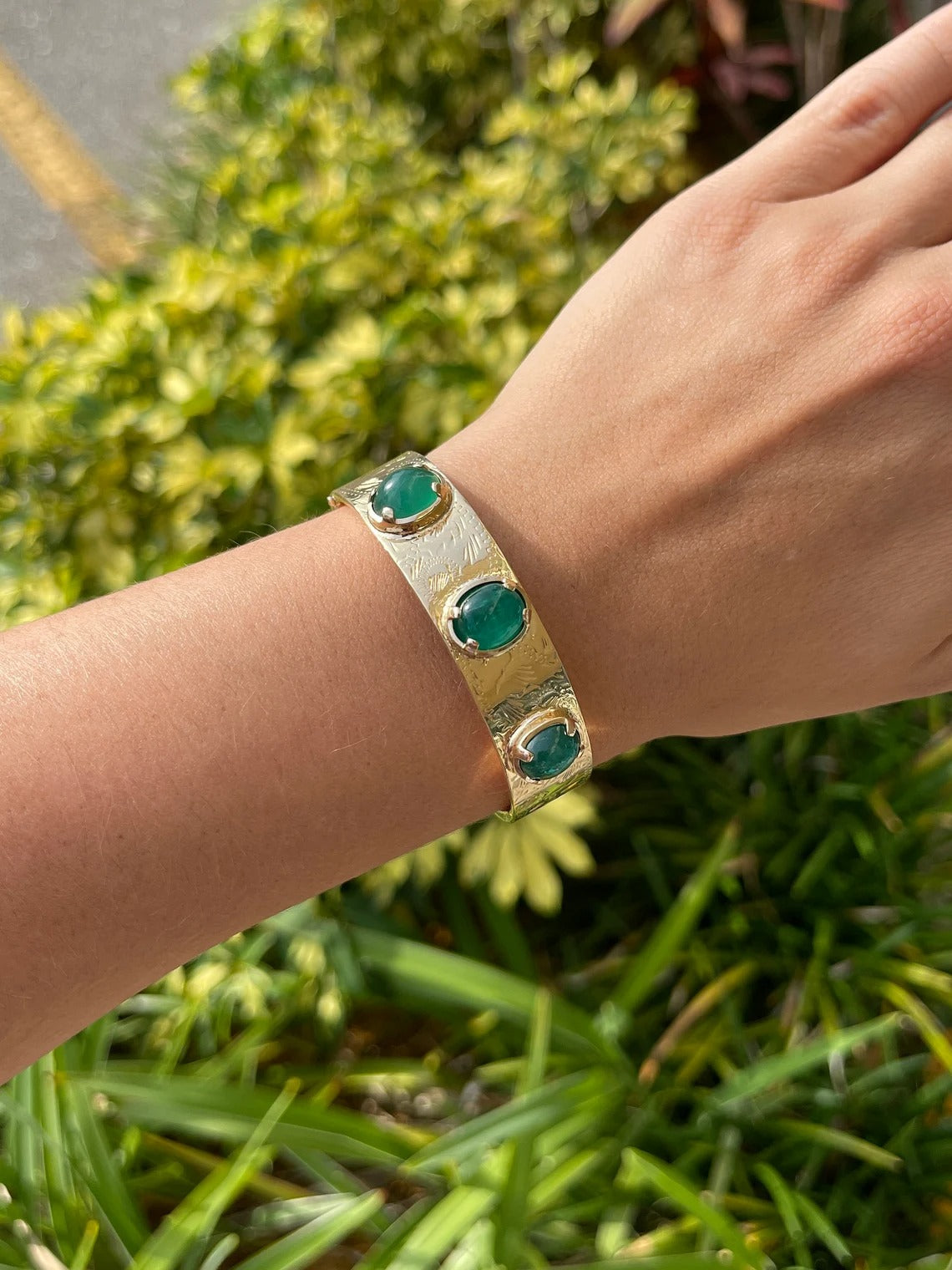 سوار ذهبي من 14 قيراطًا مرصع بثلاث أحجار من الزمرد الطبيعي المقطوع على شكل كابوشون - زمرد كولومبي من JR