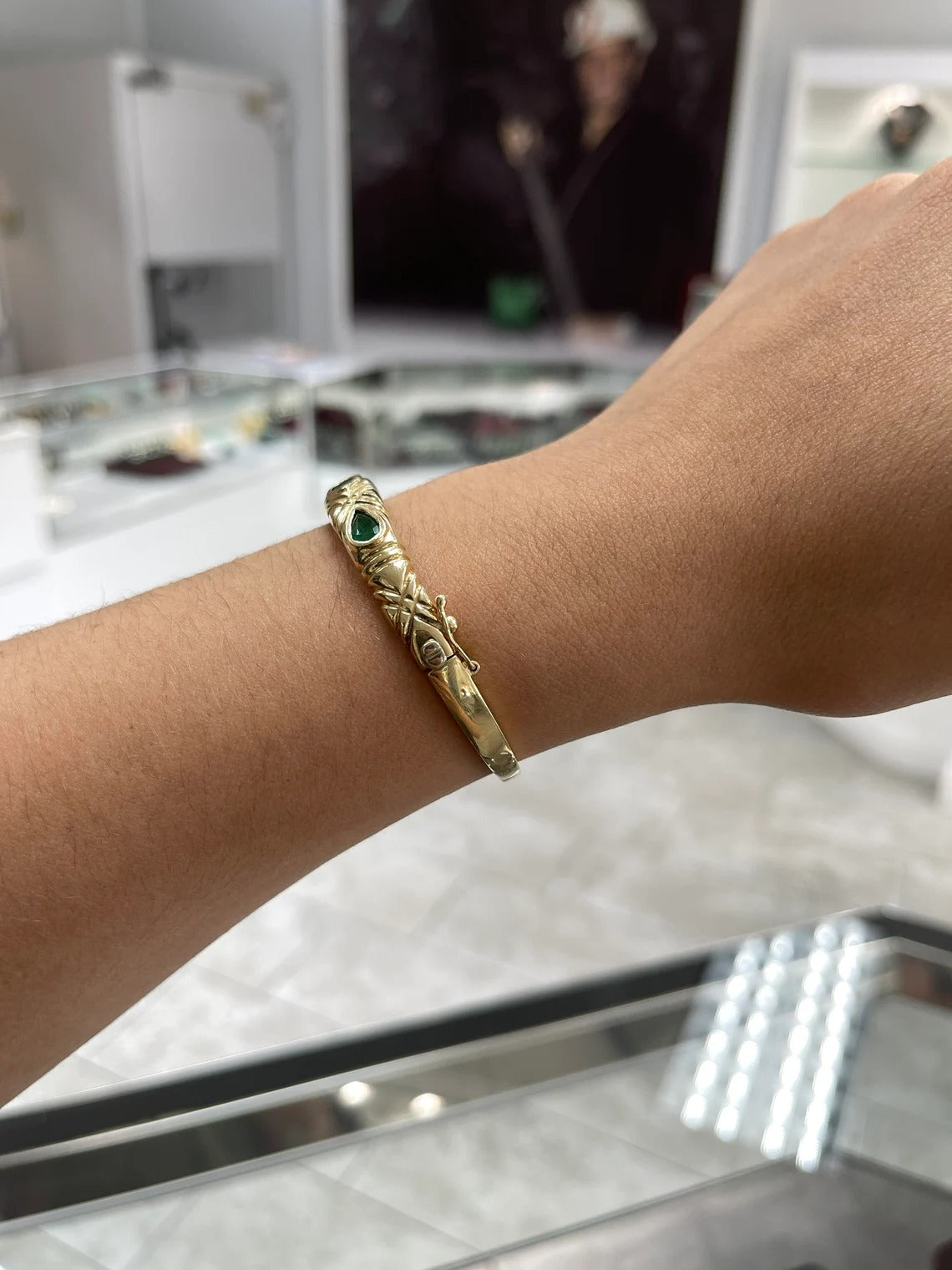 Armreif aus 14 Karat Gold mit kolumbianischen Smaragden im Birnenschliff, 2,0 Karat – JR Colombian Emeralds