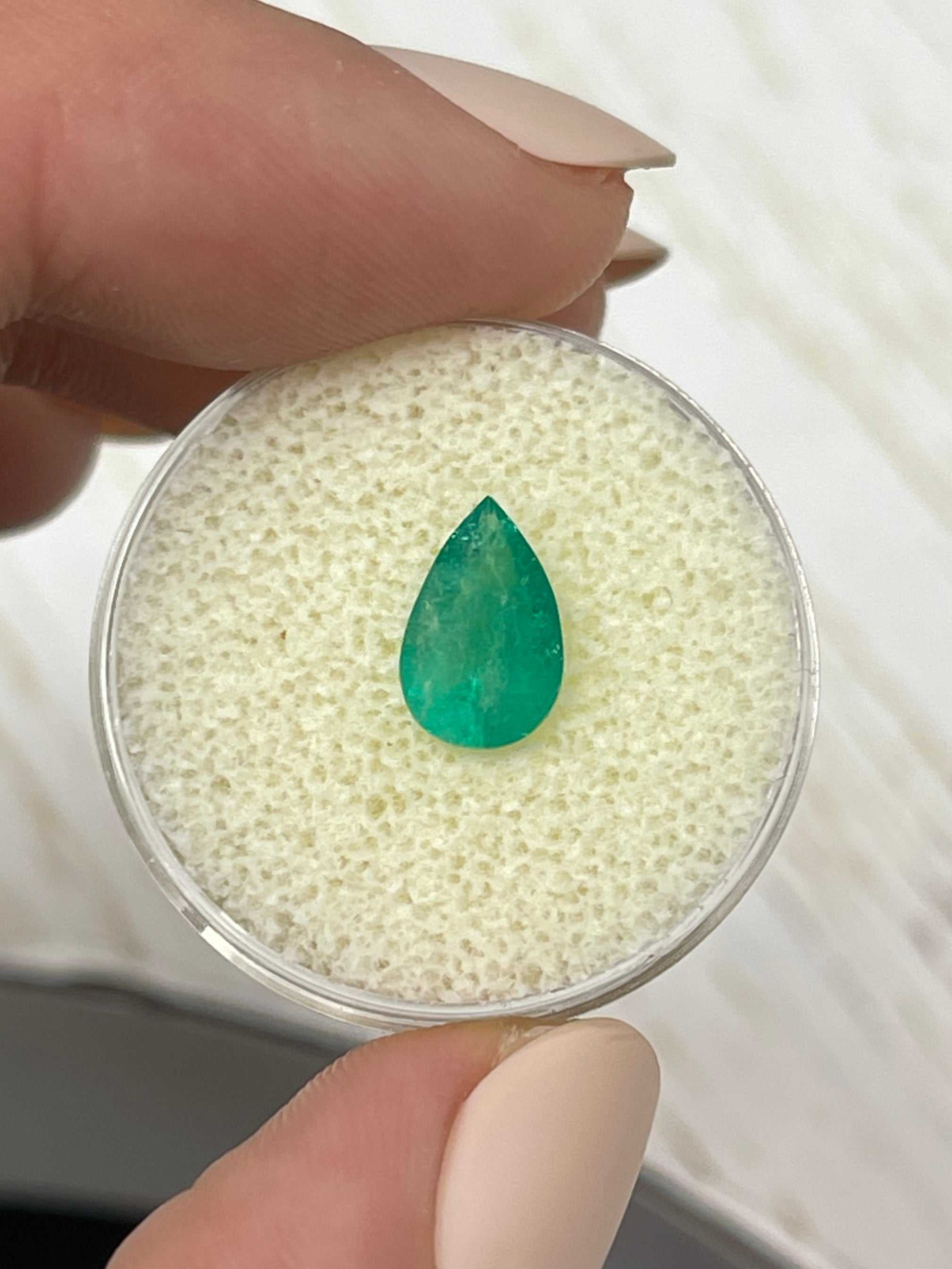 Smeraldo colombiano naturale imperfetto da 1,32 carati, taglio a goccia - JR Colombian Emeralds