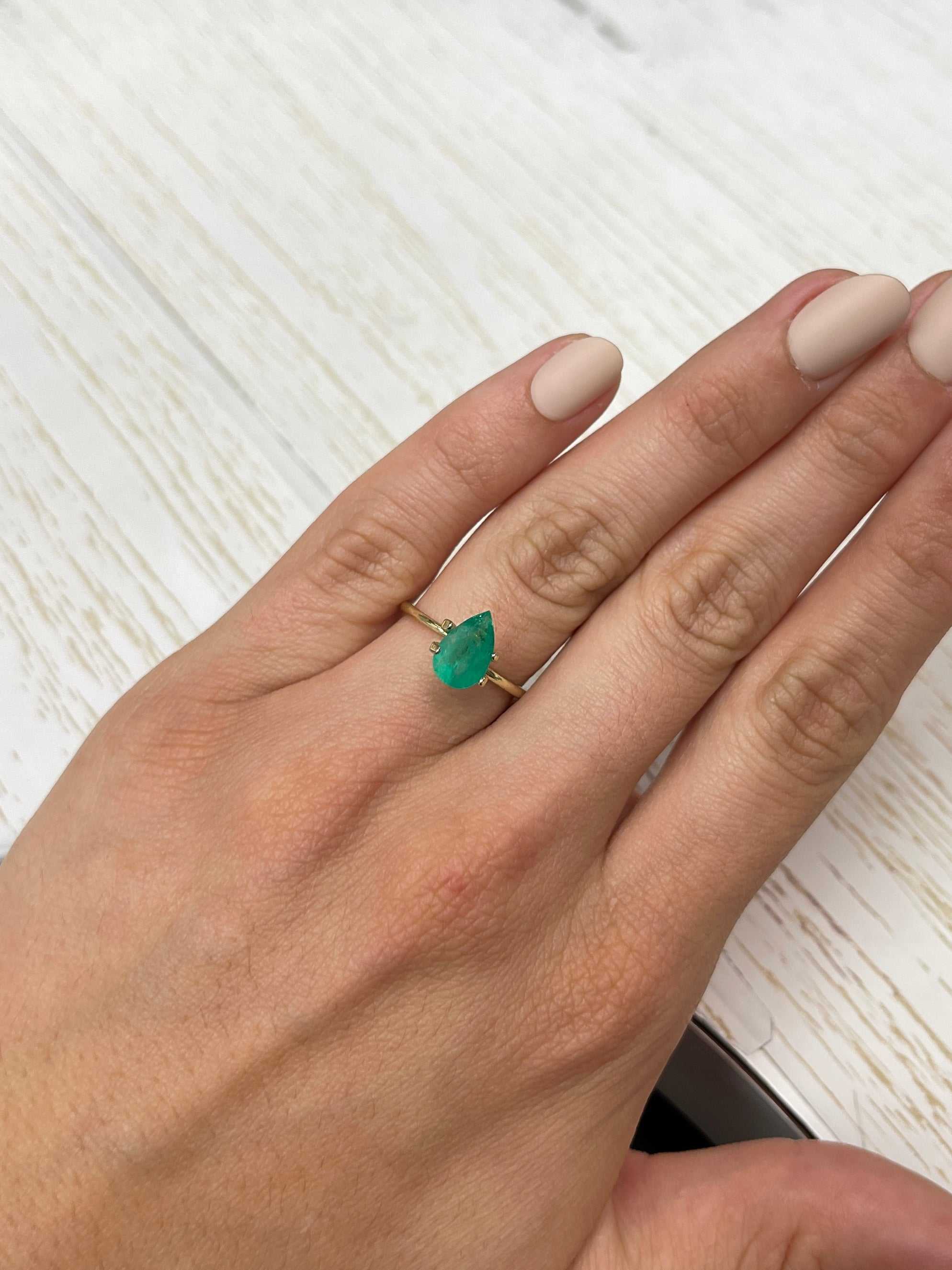 Smeraldo colombiano naturale imperfetto da 1,32 carati, taglio a goccia - JR Colombian Emeralds