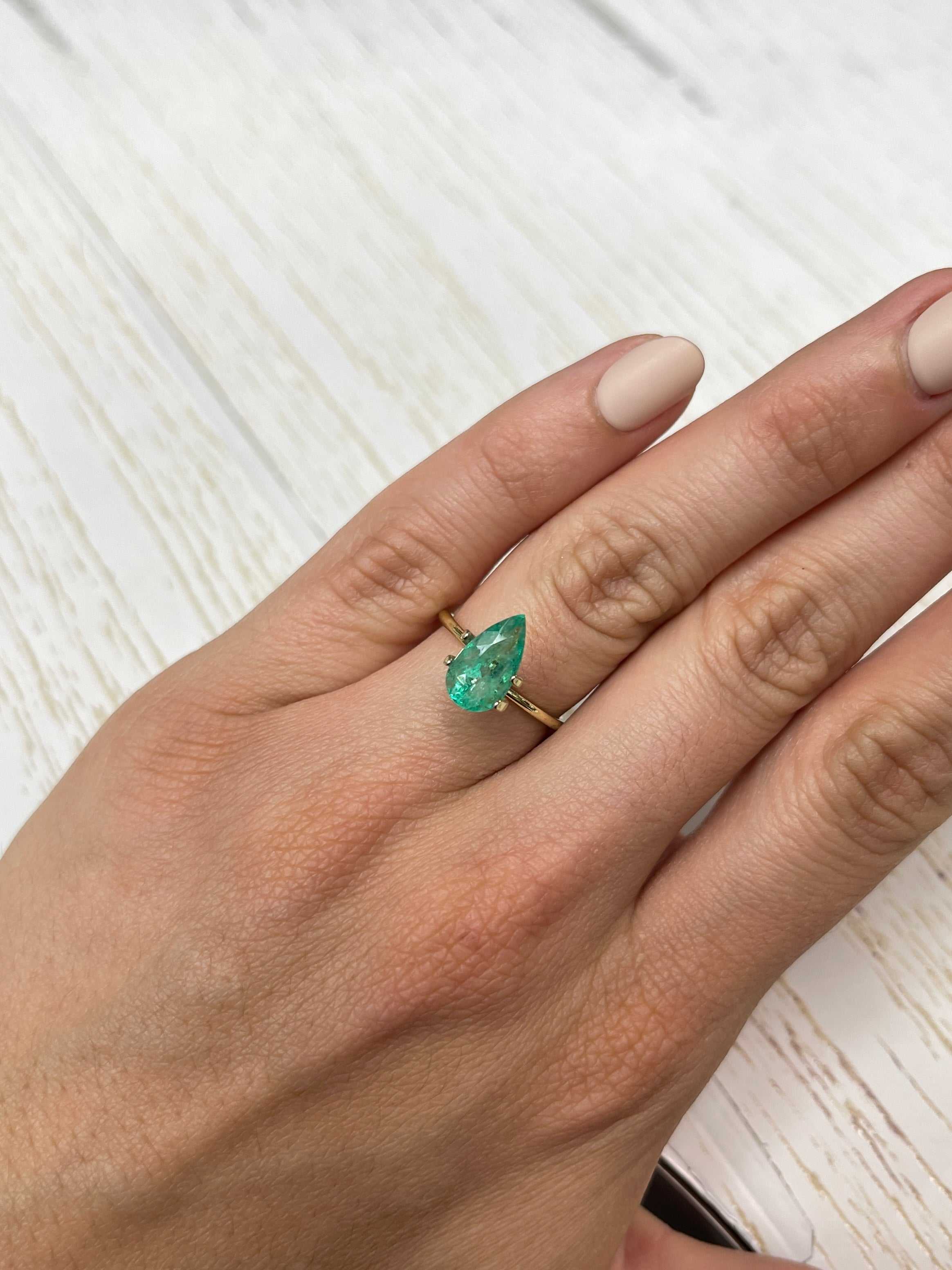2,10 Karat, 12 x 6,5 mm, grüner, naturbelassener, loser kolumbianischer Smaragd im Birnenschliff – JR Colombian Emeralds