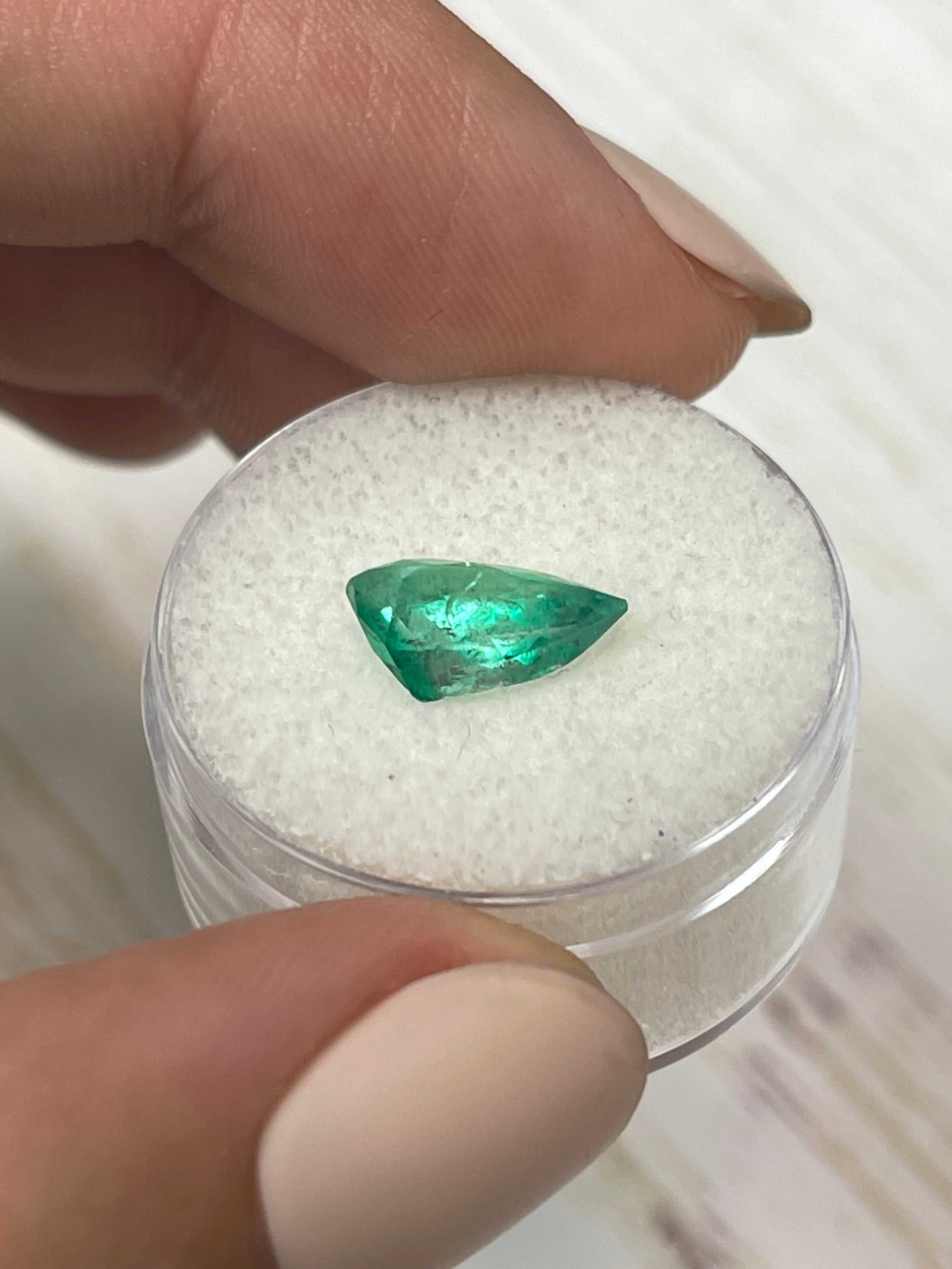2.10 قيراط من الزمرد الكولومبي الطبيعي ثنائي اللون الأخضر، قطع على شكل كمثرى - JR Colombian Emeralds