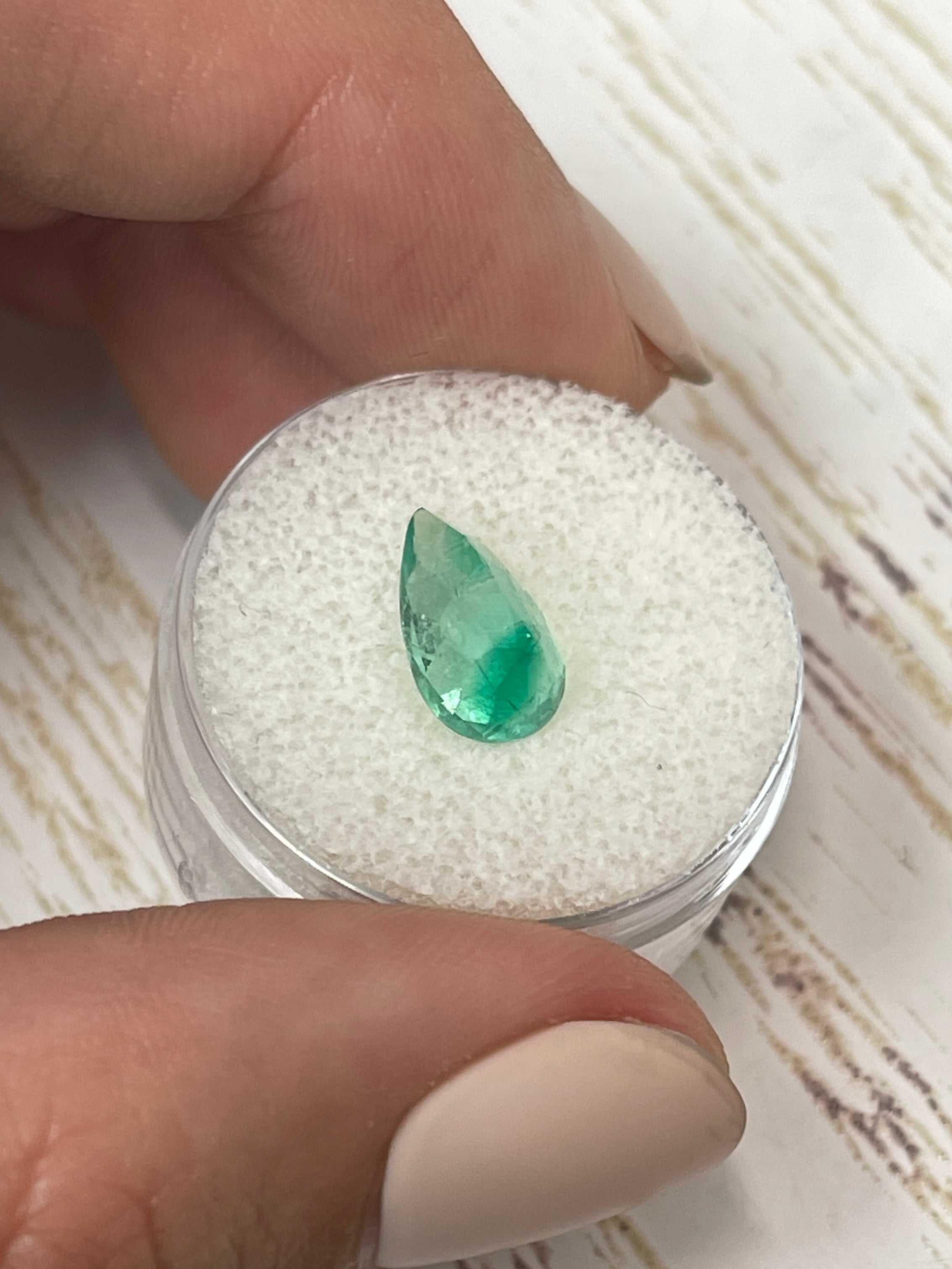 2.10 قيراط من الزمرد الكولومبي الطبيعي ثنائي اللون الأخضر، قطع على شكل كمثرى - JR Colombian Emeralds