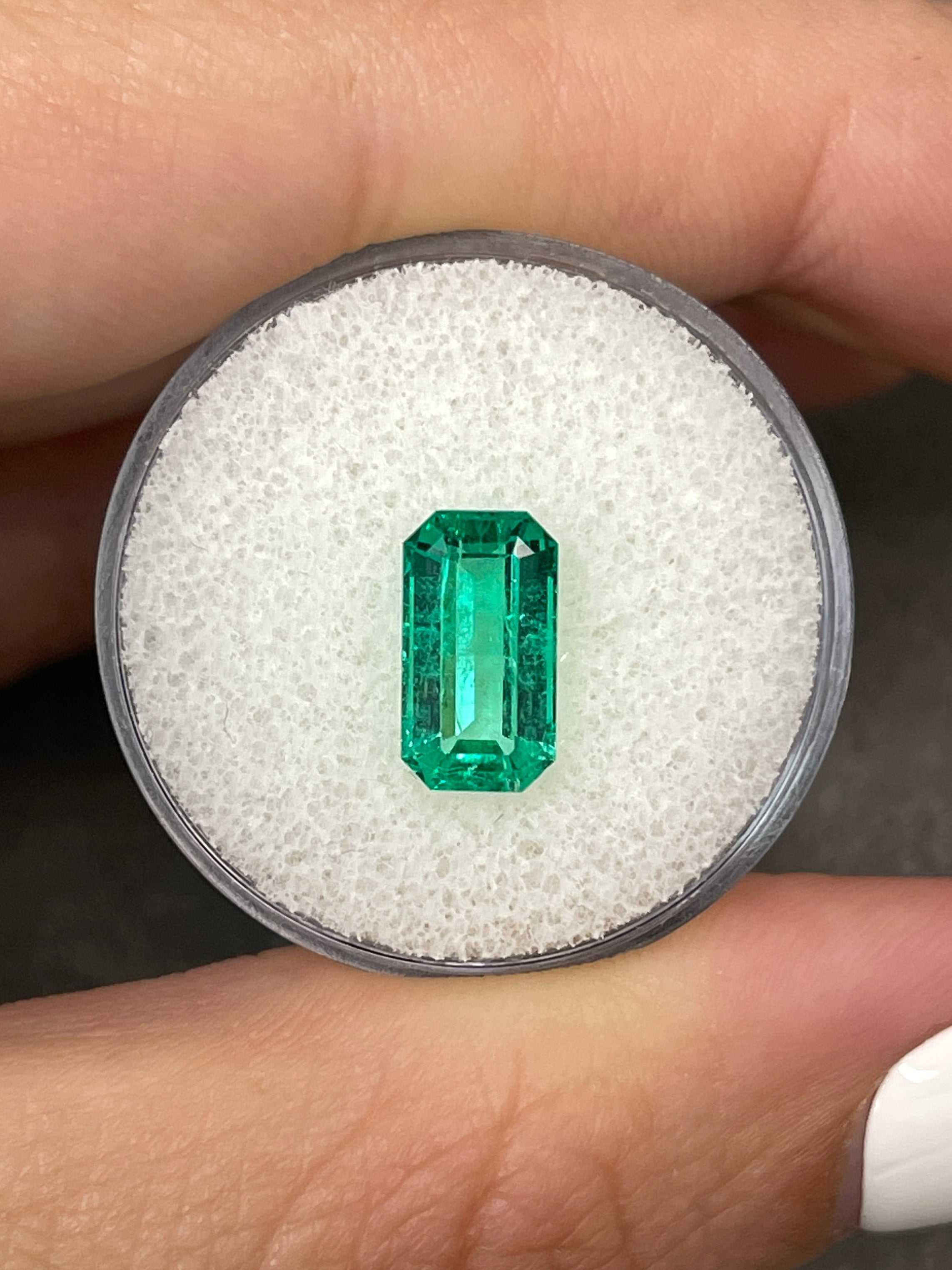 خاتم خطوبة من JR Colombian Emeralds بقطعة زمرد مستطيلة بوزن 2.15 قيراط وزوايا مقطوعة، مع إطار مخصص مضيء مقاس 11×6