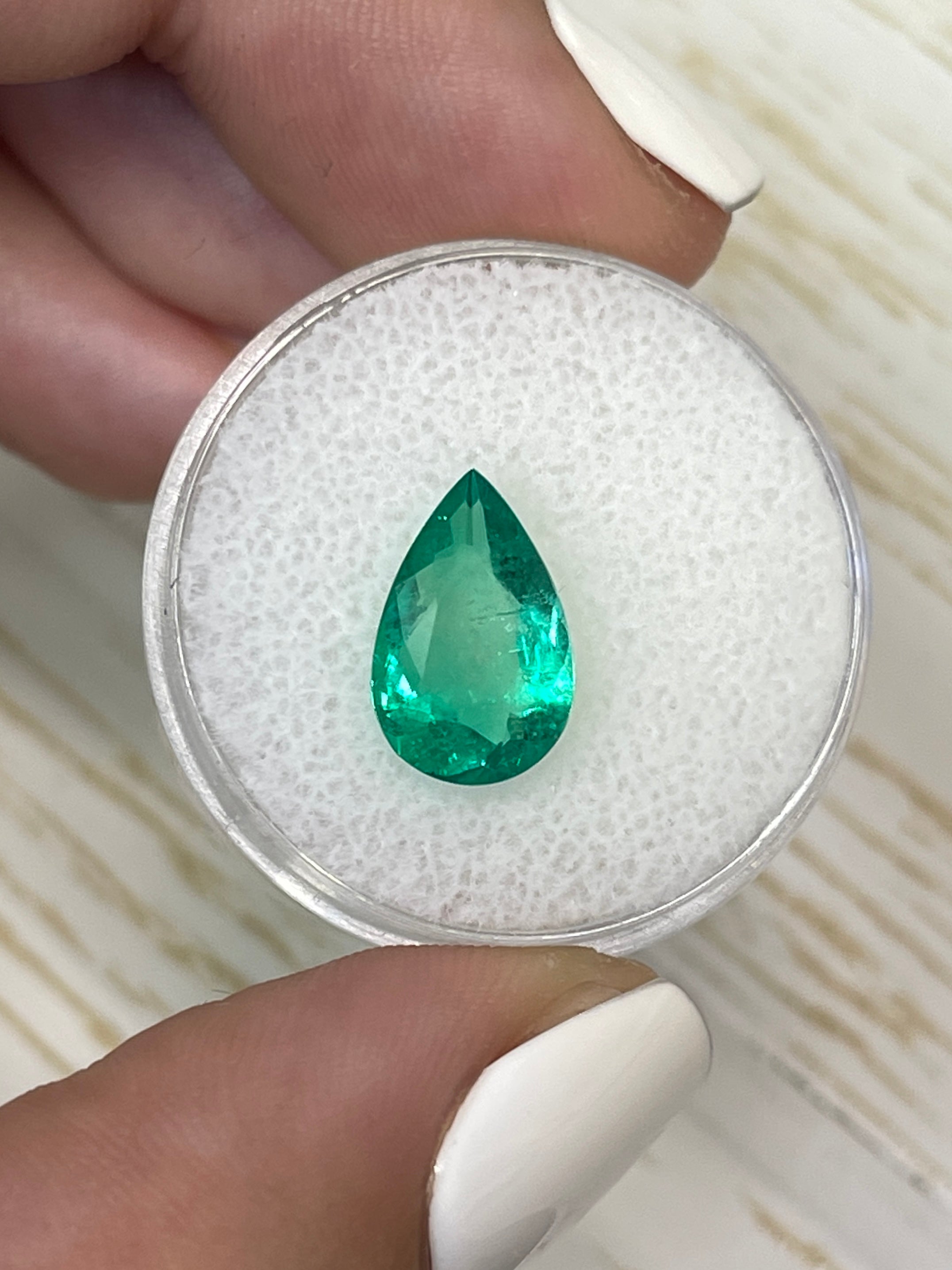 Émeraude colombienne de 2,51 carats en forme de poire – Pierre précieuse naturelle d'un vert éclatant