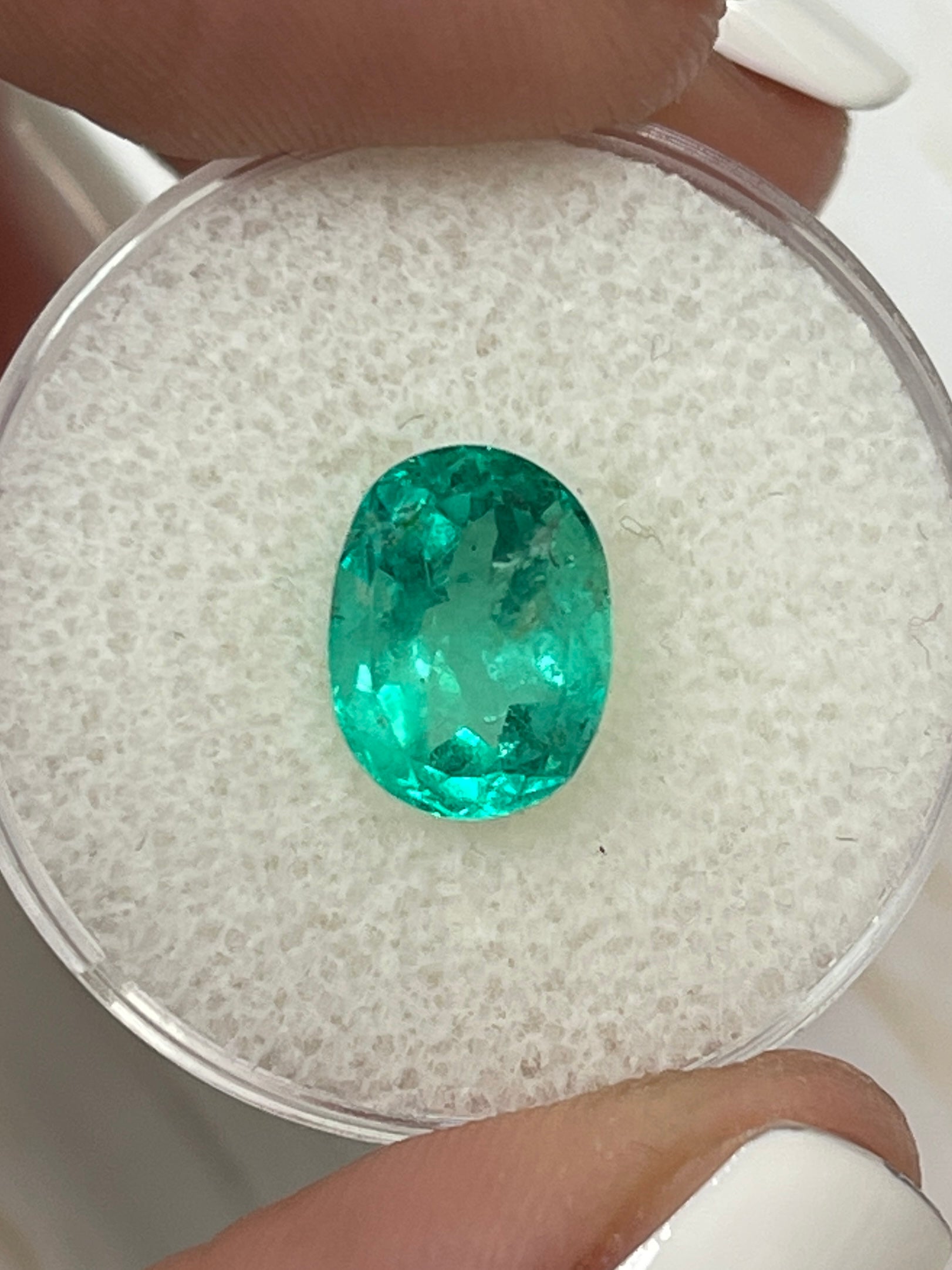 2.90 carat bluish green oval-cut Colombian emerald loose gemstone by JR Colombian Emeralds, natural and vibrant in appearance.