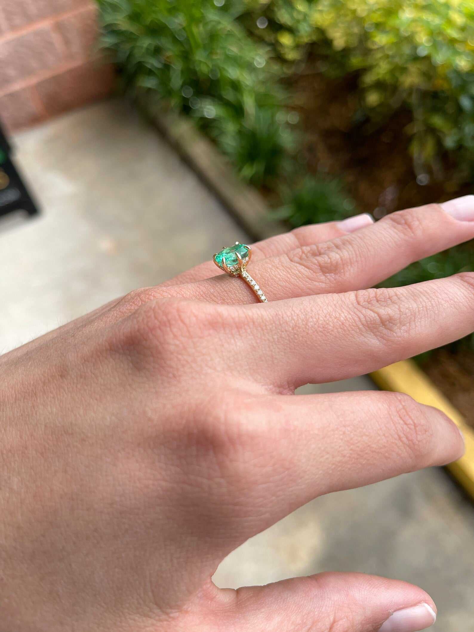 2.15カラット オーバルカット コロンビア産エメラルドとダイヤモンド 6本爪 エンゲージメントリング 14K