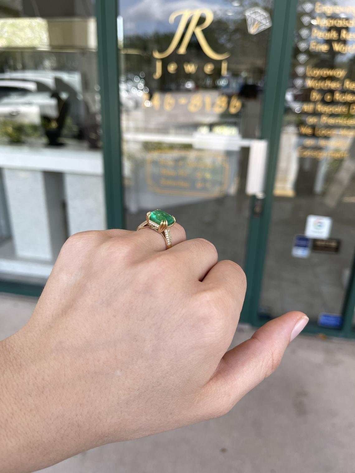 Solitaire with Diamond Accents Statement Ring Gold 18K