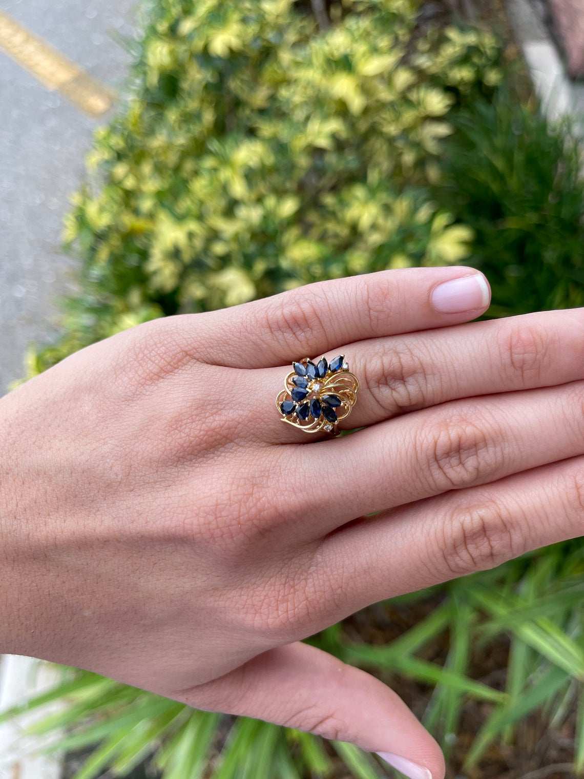 Anello cocktail vintage con zaffiro da 1,08 carati e diamanti, oro 14 carati