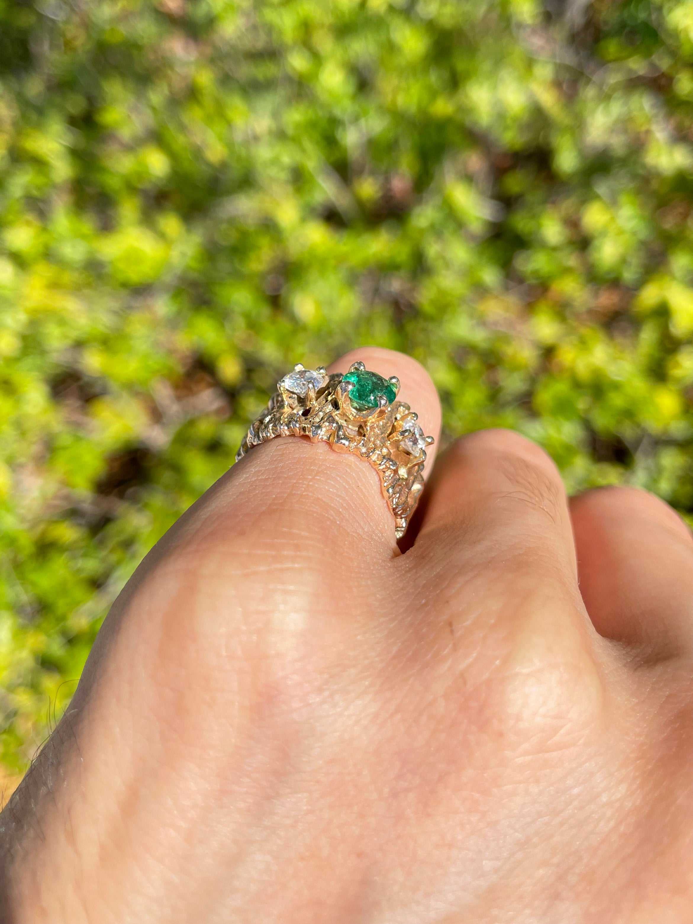 Anello a forma di pepita realizzato a mano in oro massiccio 14 carati con smeraldo rotondo naturale verde intenso da 1,54 carati e diamanti