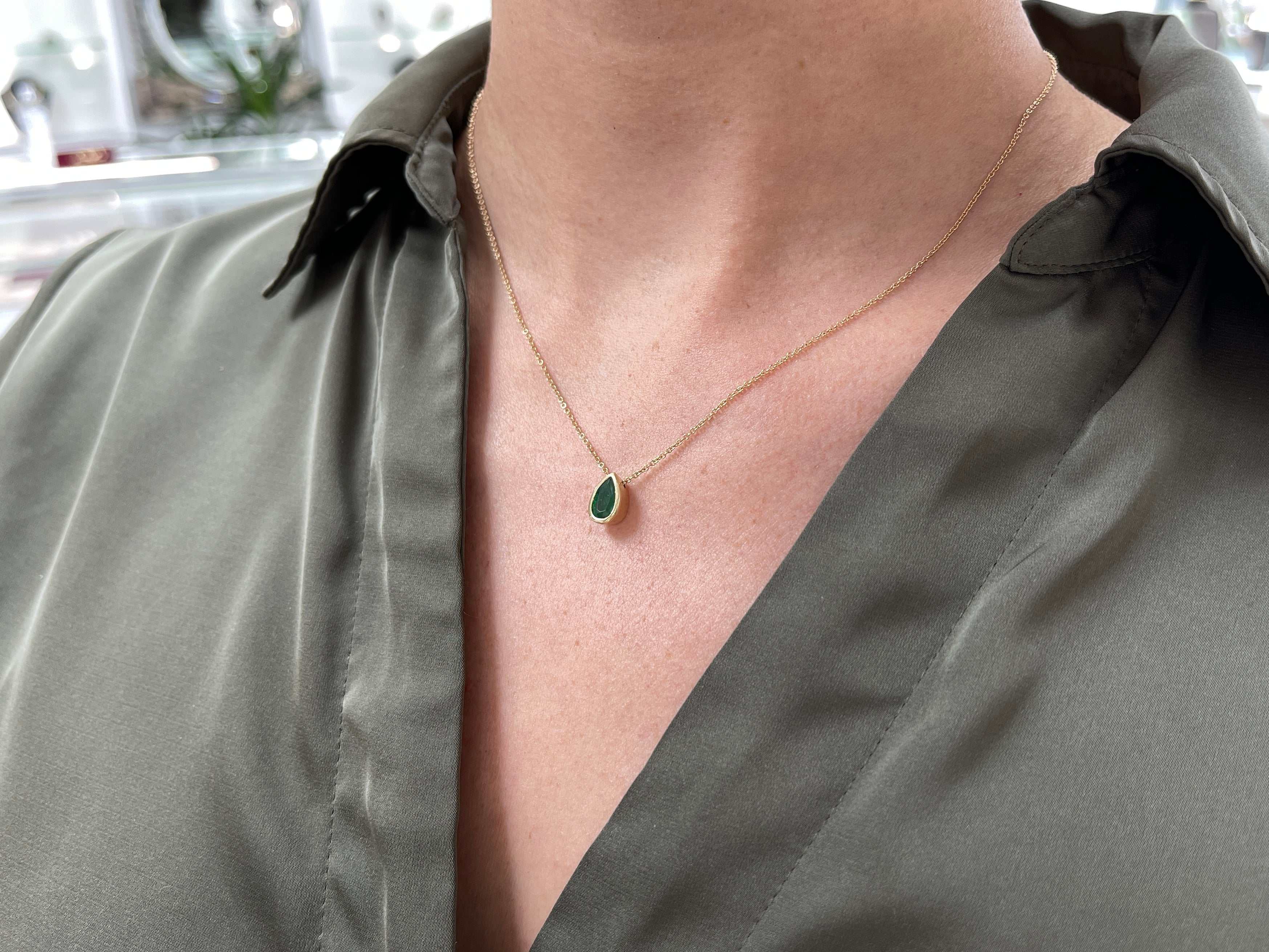 Collier coulissant à monture sertie d'une émeraude naturelle de 1,20 carat, taille poire, vert intense, en or 14 carats - Émeraudes colombiennes JR